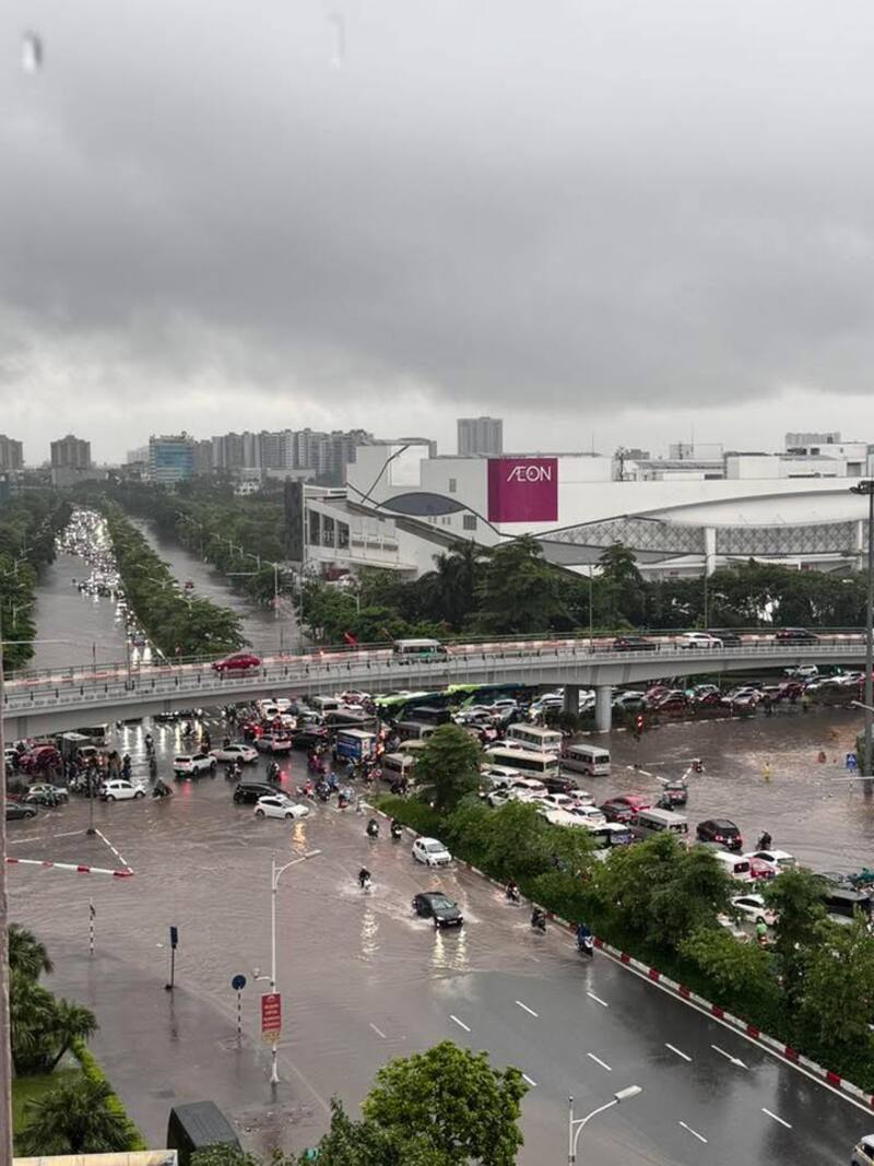 Tuyến đường trước cửa Aeon Mall sang Cổ Linh đang có tình trạng ùn ứ xe do ngập. Nhiều người đi làm qua đây bảo nhau nên rẽ sang đường khác.
