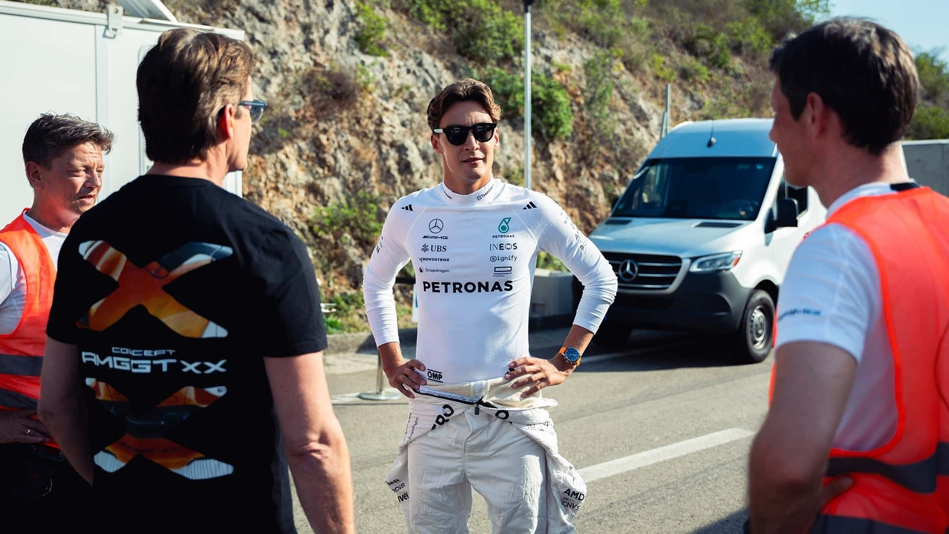 Tay đua F1, George Russell cùng đội ngũ thực hiện thử thách của Mercedes-AMG. (Ảnh: Mercedes-AMG)