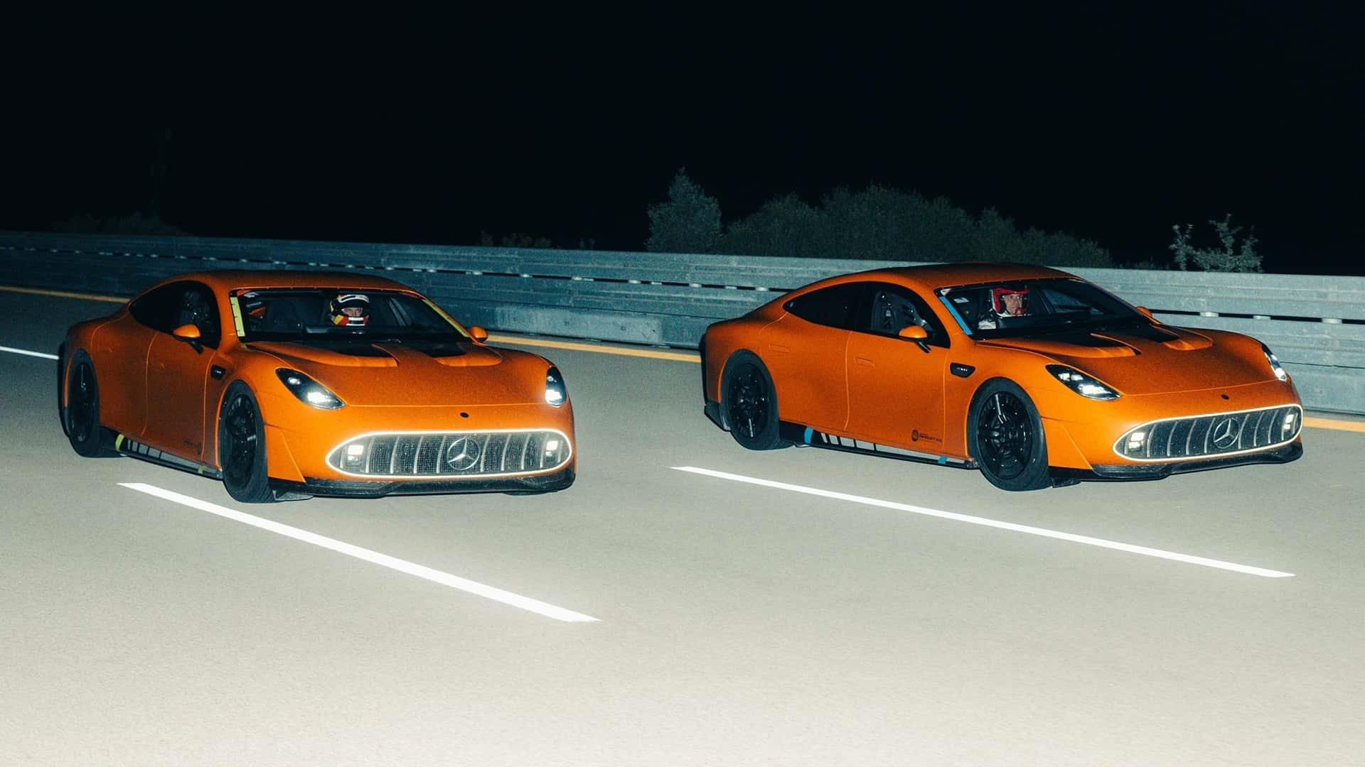 2 chiếc xe Concept AMG GT XX thực hiện thử thách vòng quanh thế giới. (Ảnh: Mercedes-AMG)