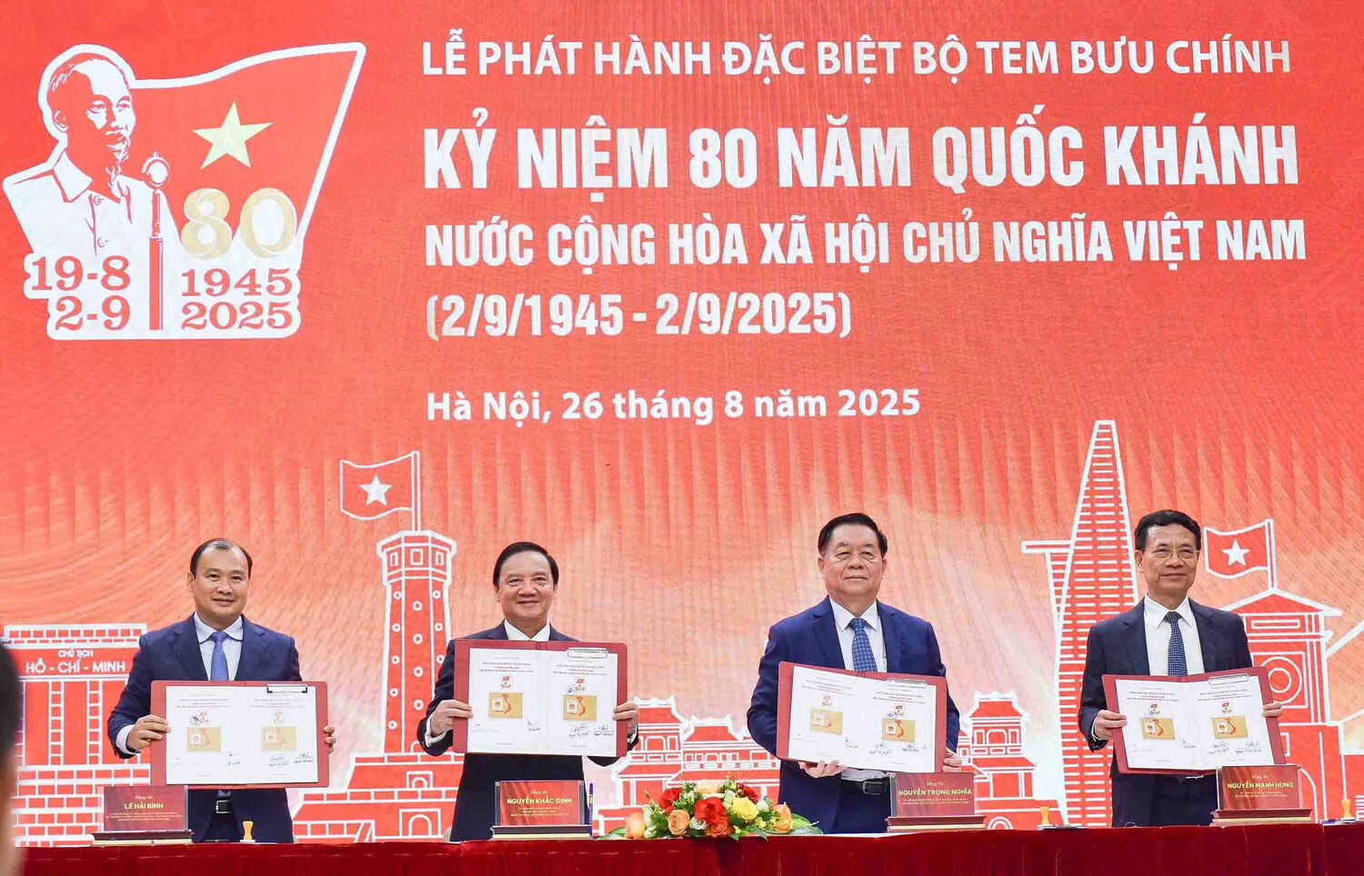 Các đại biểu ký bìa phát hành đặc biệt bộ tem bưu chính kỷ niệm 80 năm Quốc khánh và chụp ảnh lưu niệm.