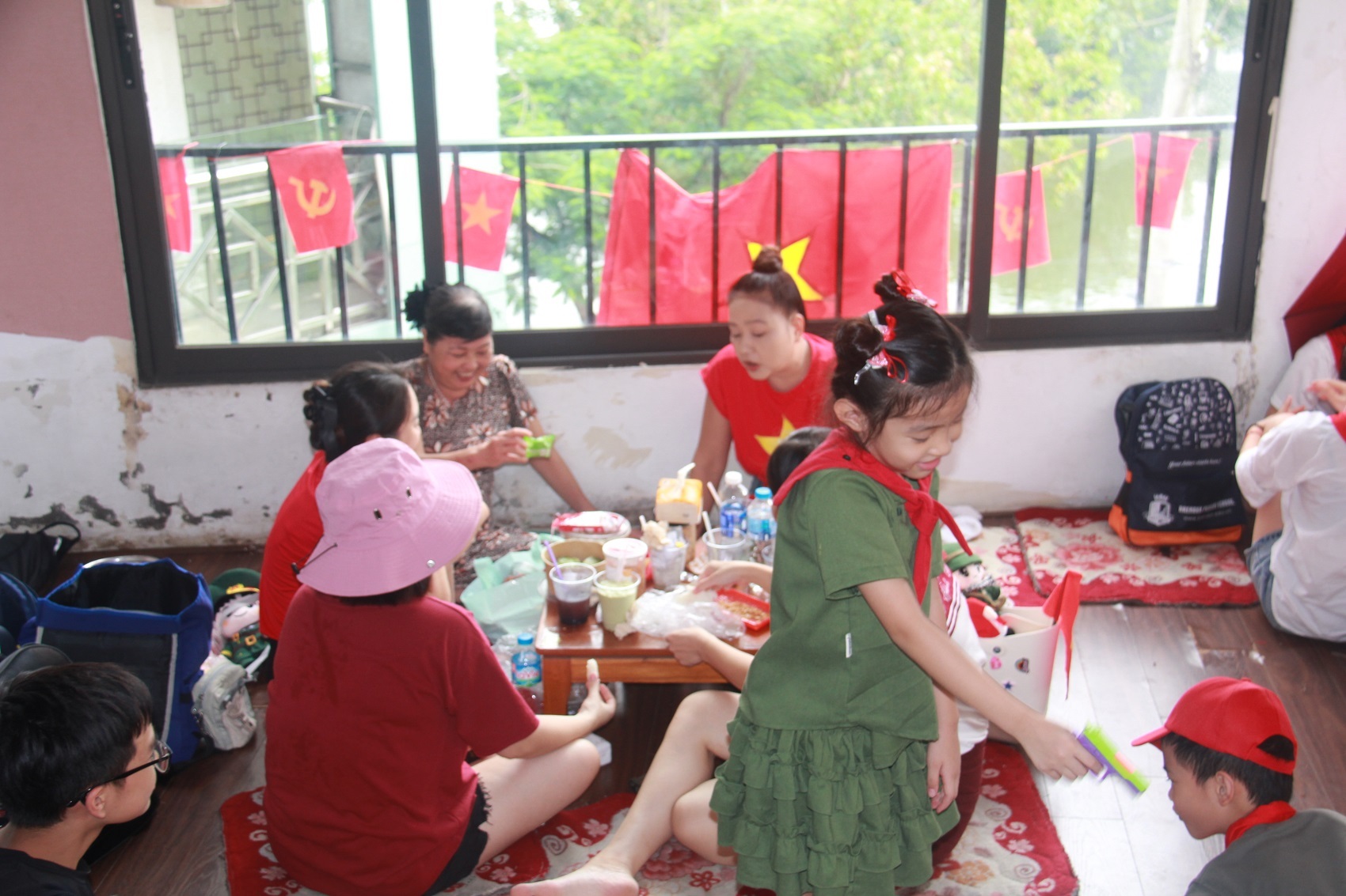 Các quán cà phê trên đường Thanh Niên đều đông khách.
