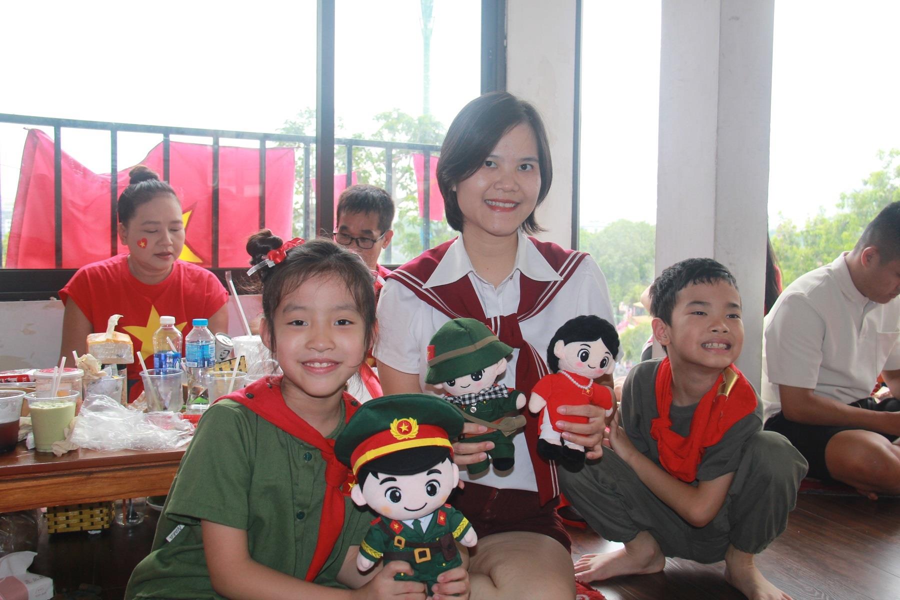 Cả người lớn lẫn trẻ nhỏ đều rất hào hứng đón chờ sự kiện này.