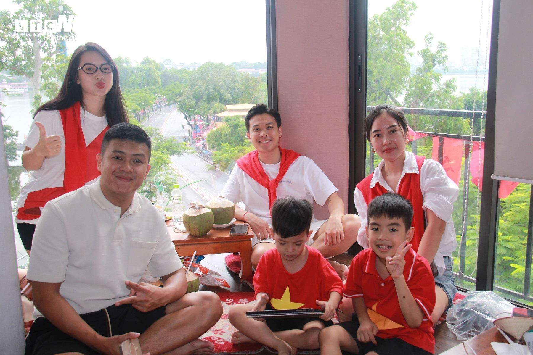 Áo cờ đỏ sao vàng là trang phục quen thuộc.
