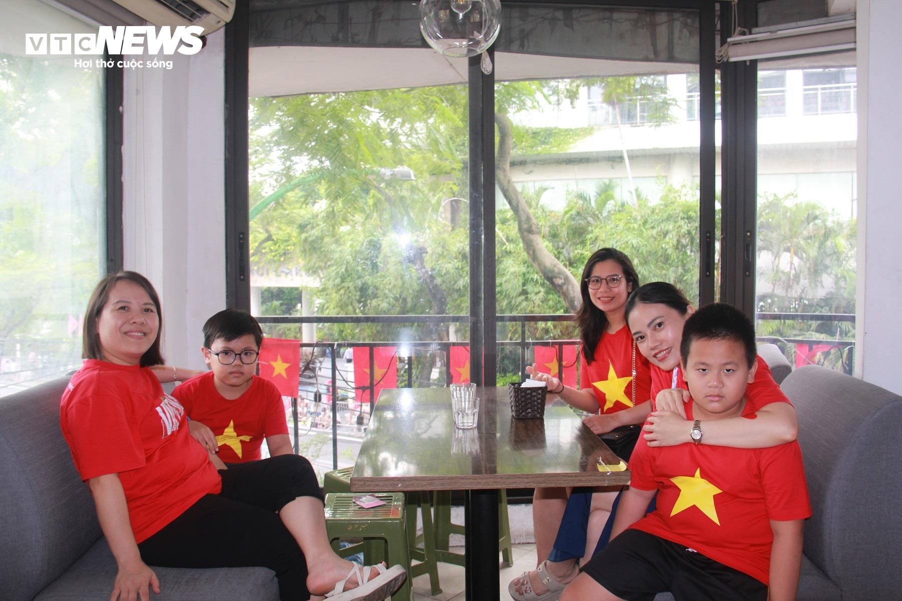 Khách hàng không quan tâm nhiều đến giá cả, chỉ mong được trực tiếp chứng kiến đoàn khí tài quân sự diễu hành qua đây.