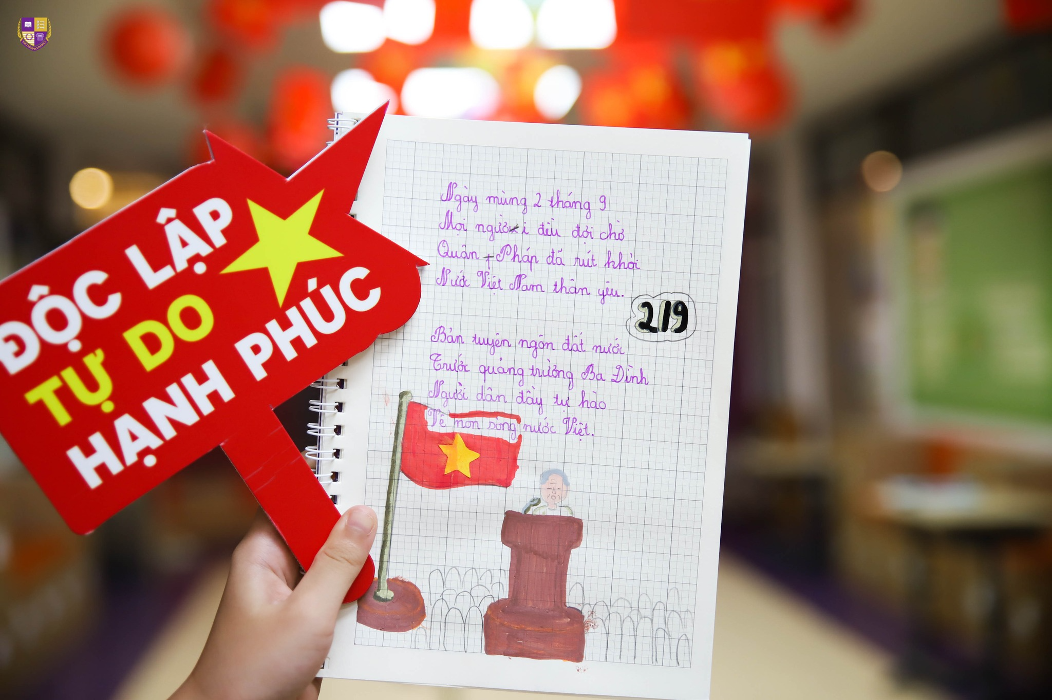 Bên cạnh những giờ học tìm hiểu lịch sử về ngày 2/9 lịch sử, giờ chào cờ đặc biệt cả trường cùng hát vang bài ca về việc tuổi trẻ viết tiếp tương lai, các thầy cô giáo trường Olympia cũng tổ chức cho học sinh khối 3-4 thực hiện sổ tay sáng tác thơ về chủ đề “Việt Nam trong tôi” và về các anh hùng dân tộc. (Ảnh: Nhà trường)