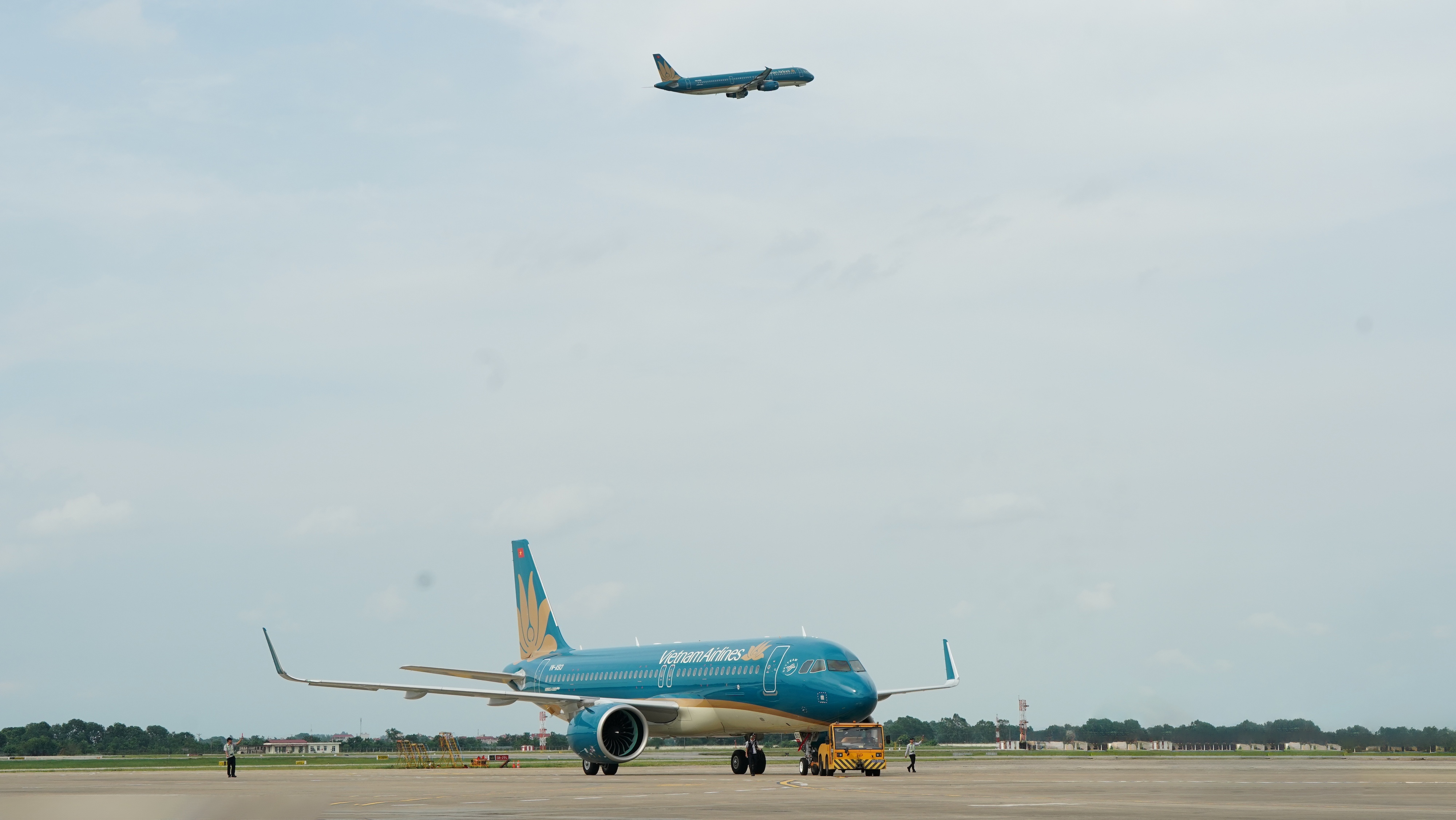 Vietnam Airlines phải điều chỉnh một số chuyến bay do ảnh hưởng áp thấp nhiệt đới.