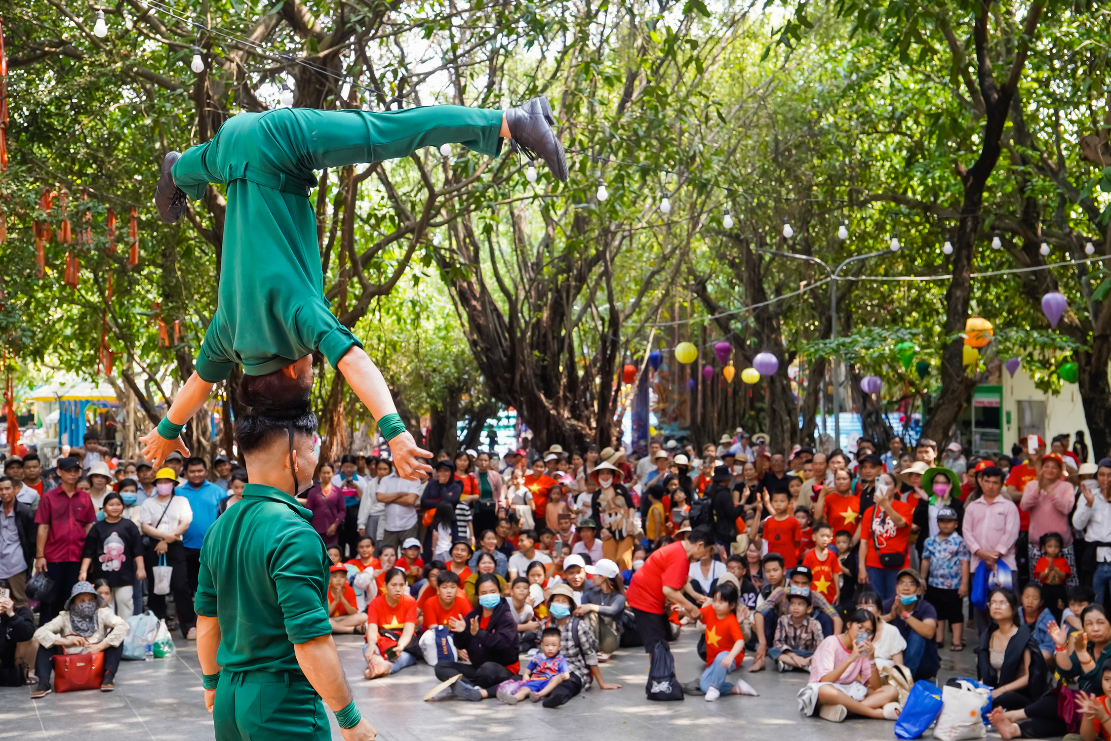 Các điểm vui chơi đông đúc khách vì gia đình chọn ở lại TP sau đợt du lịch hè.