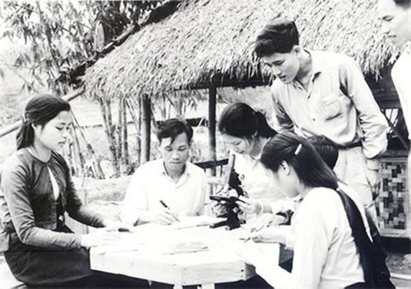 Một lớp học bình dân học vụ giữa chiến khu. (Nguồn: Tư liệu)