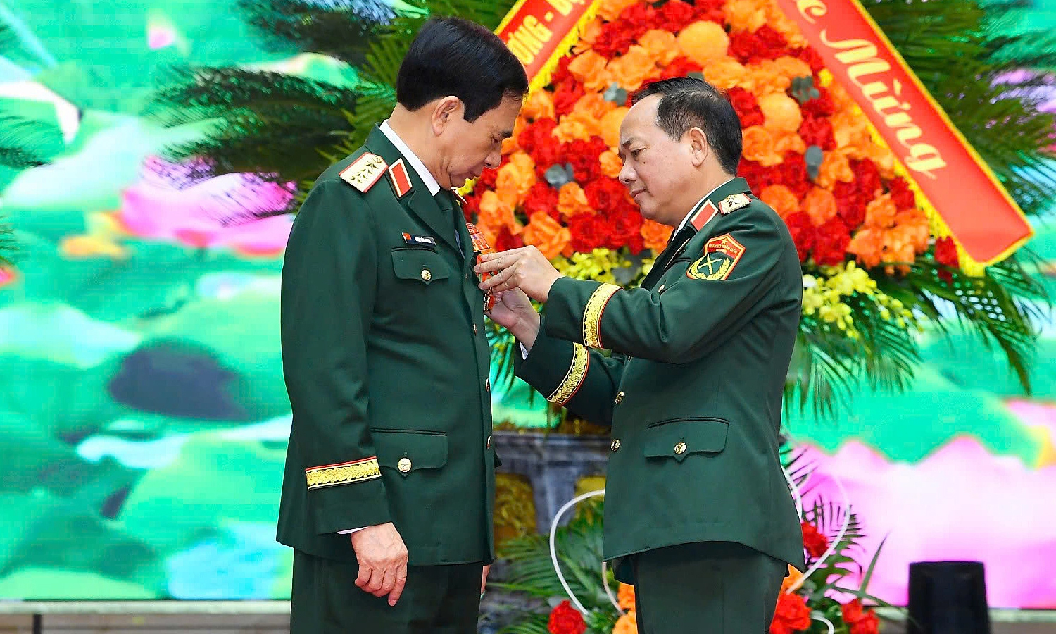 Thừa ủy quyền của Chủ tịch nước, Đại tướng Trịnh Văn Quyết trao Huân chương Quân công hạng Nhất tặng Đại tướng Phan Văn Giang. (Ảnh: Tuấn Huy)