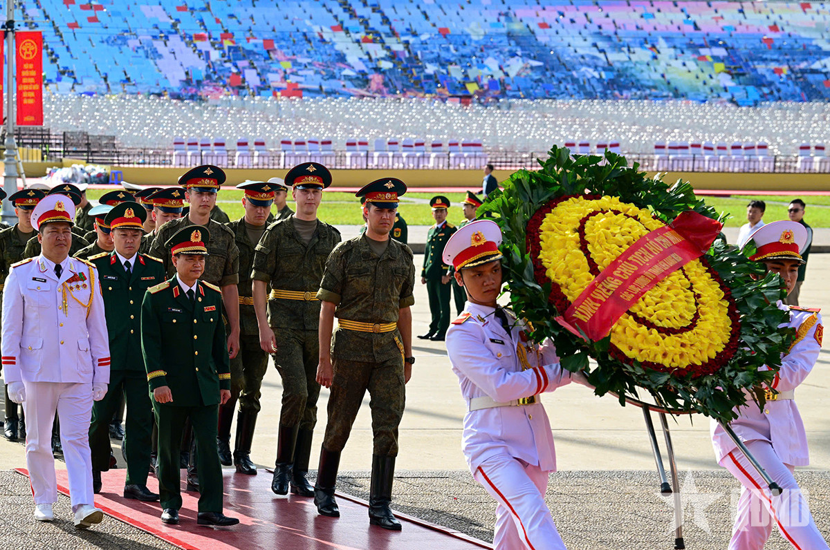 Đoàn Lực lượng vũ trang Liên bang Nga vào Lăng viếng Chủ tịch Hồ Chí Minh. (Ảnh: Báo Quân đội Nhân dân)