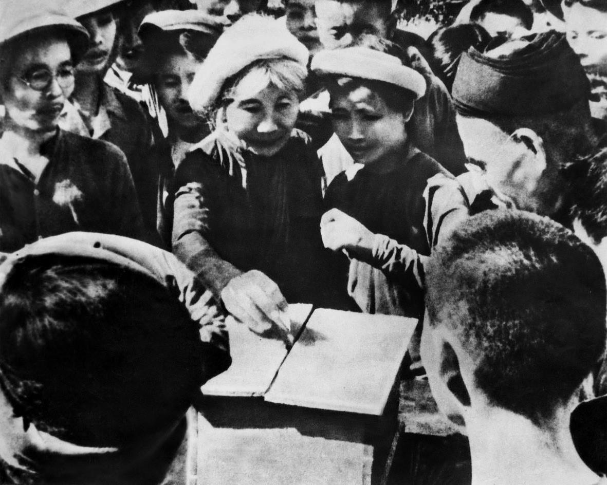 Cử tri ngoại thành Hà Nội bỏ phiếu bầu đại biểu Quốc hội khoá I ngày 6/1/1946. (Ảnh: TTXVN)