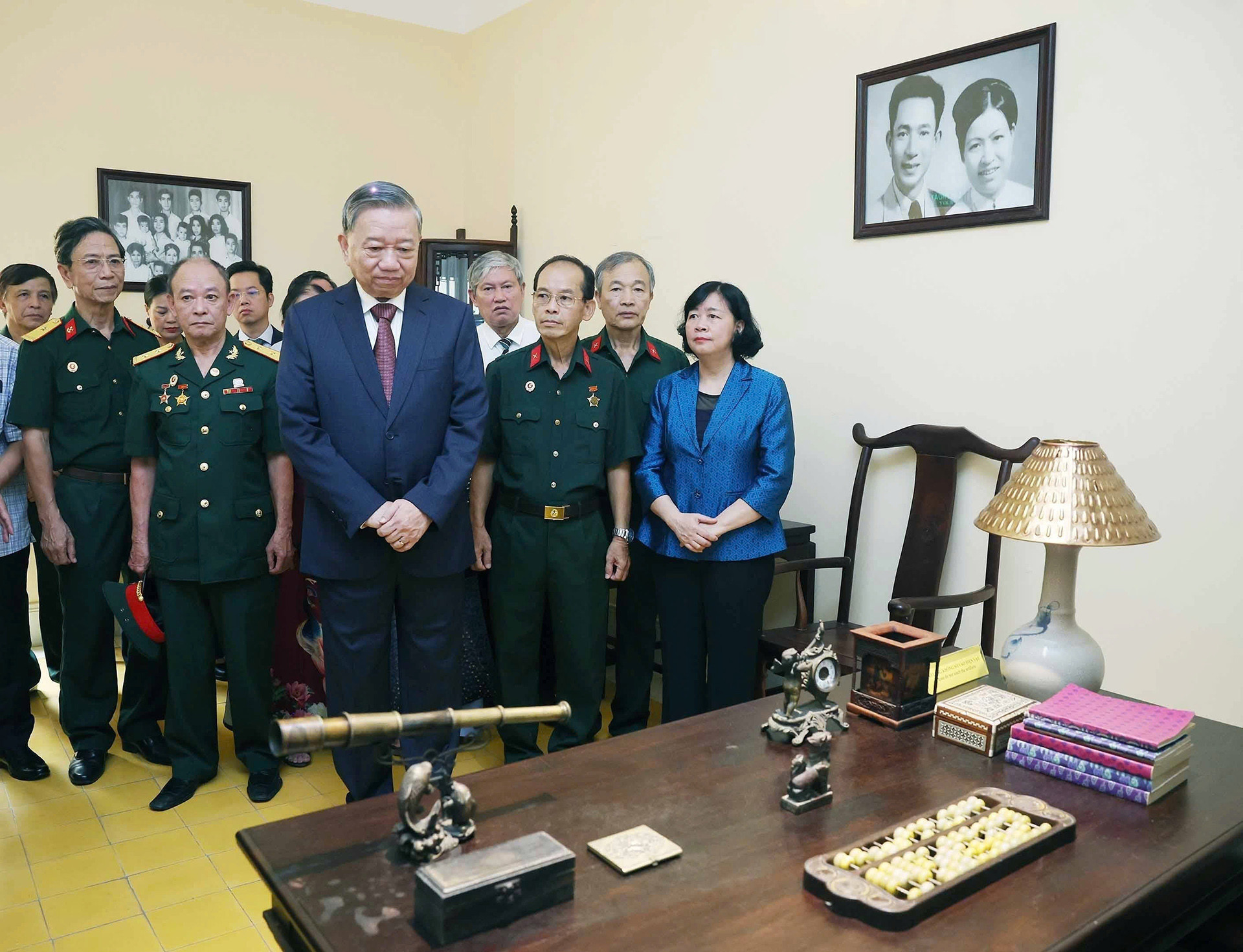 Tổng Bí thư Tô Lâm thăm di tích nhà số 48 Hàng Ngang. (Ảnh: TTXVN)