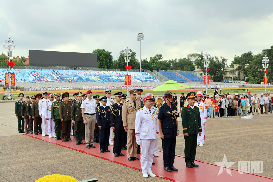 Đoàn Tuỳ viên quốc phòng các nước tại Hà Nội vào Lăng viếng Chủ tịch Hồ Chí Minh. (Ảnh: Báo Quân đội Nhân dân)