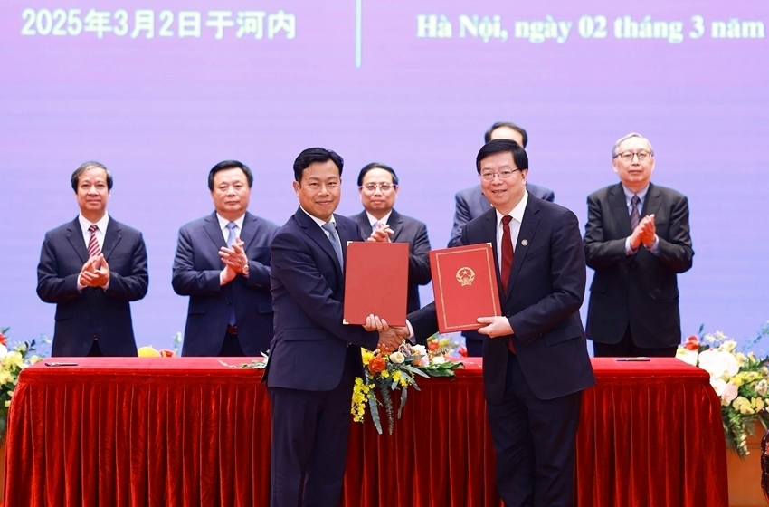 Giám đốc ĐHQG Hà Nội Lê Quân và Chủ tịch Hội đồng Đại học Thanh Hoa Khưu Dũng ký kết và trao văn bản thỏa thuận hợp tác về trao đổi sinh viên giữa hai đại học.