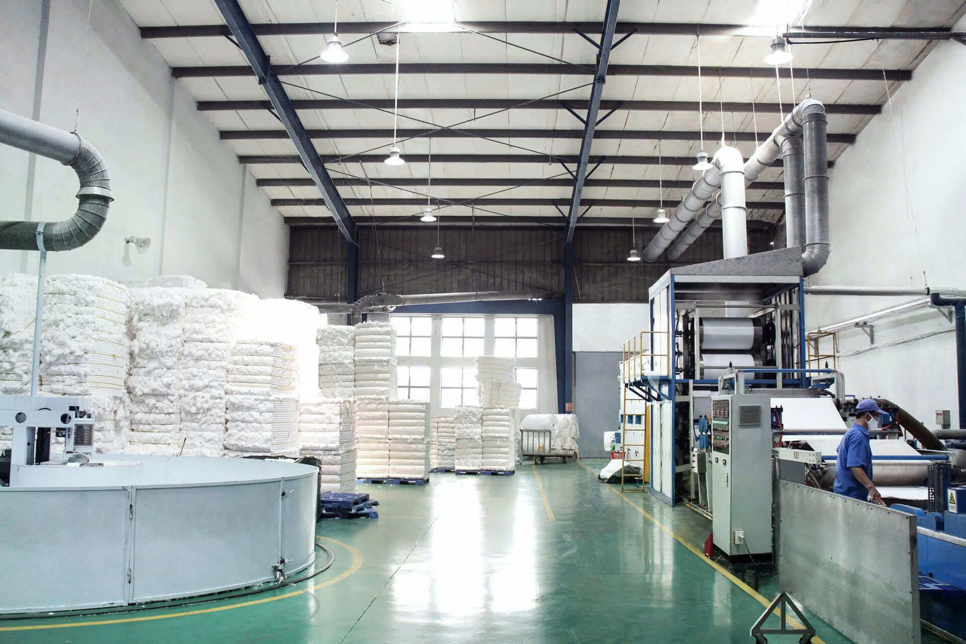 Bông Bạch Tuyết là công ty đầu tiên tại Việt Nam từ năm 1990 đã nhập khẩu dây chuyền sản xuất băng vệ sinh dán về Việt Nam.