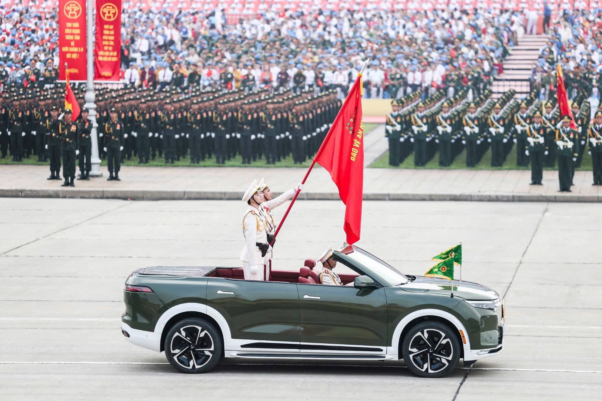 Xe chỉ huy, xe tổ Công an kỳ đi qua lễ đài. Đây là những chiếc VF 9 phiên bản đặc biệt được VinFast gấp rút huy động đội ngũ kỹ sư, kỹ thuật viên trình độ cao hoàn thiện theo yêu cầu của Bộ Công an, để phục vụ sự kiện lịch sử của đất nước.