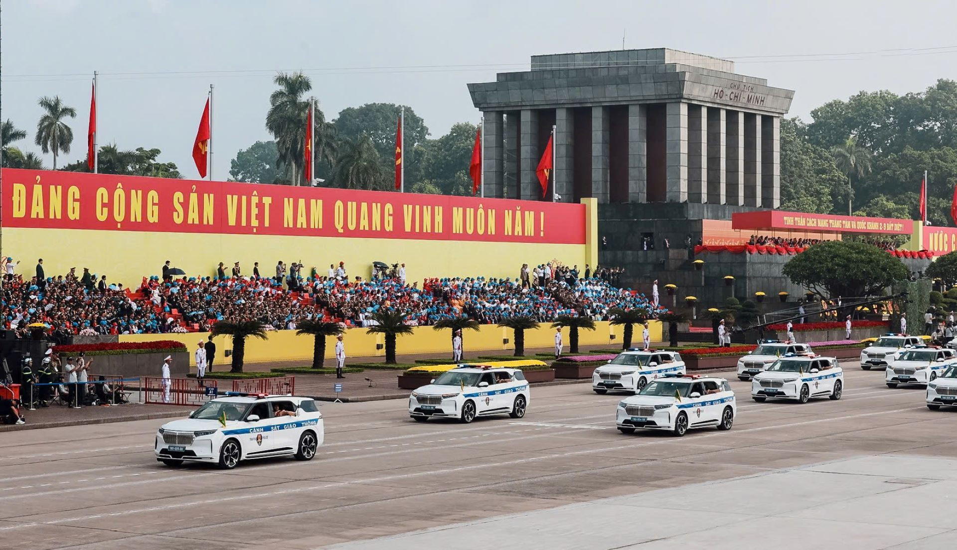 Đây là những chiếc xe điện của Khối xe chỉ huy giao thông dẫn đoàn cho thấy sự nâng cấp, đổi mới, hiện đại hóa để đảm bảo yêu cầu về hình thức, tính năng cũng như tiêu chí chuyển đổi xanh theo chỉ đạo của Chính phủ.