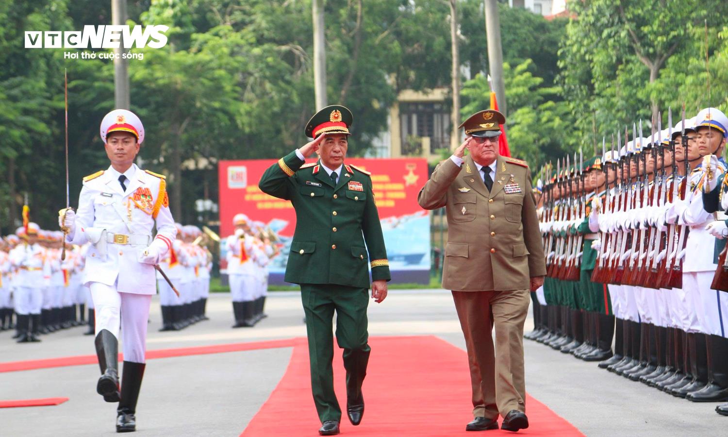 Đại tướng Phan Văn Giang và Thượng tướng Álvaro López Miera duyệt Đội danh dự Quân đội Nhân dân Việt Nam.