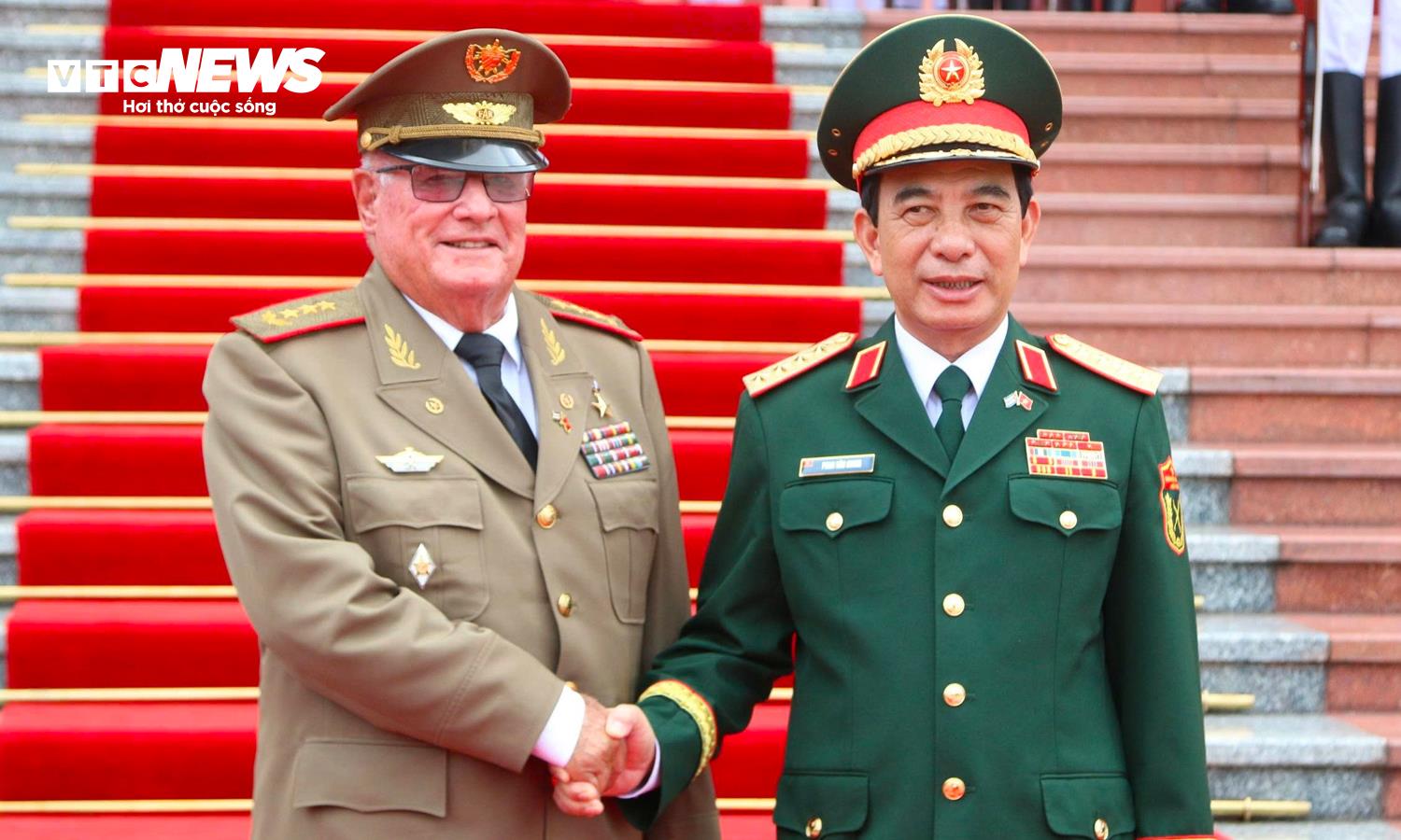 Đại tướng Phan Văn Giang đón Thượng tướng Álvaro López Miera.