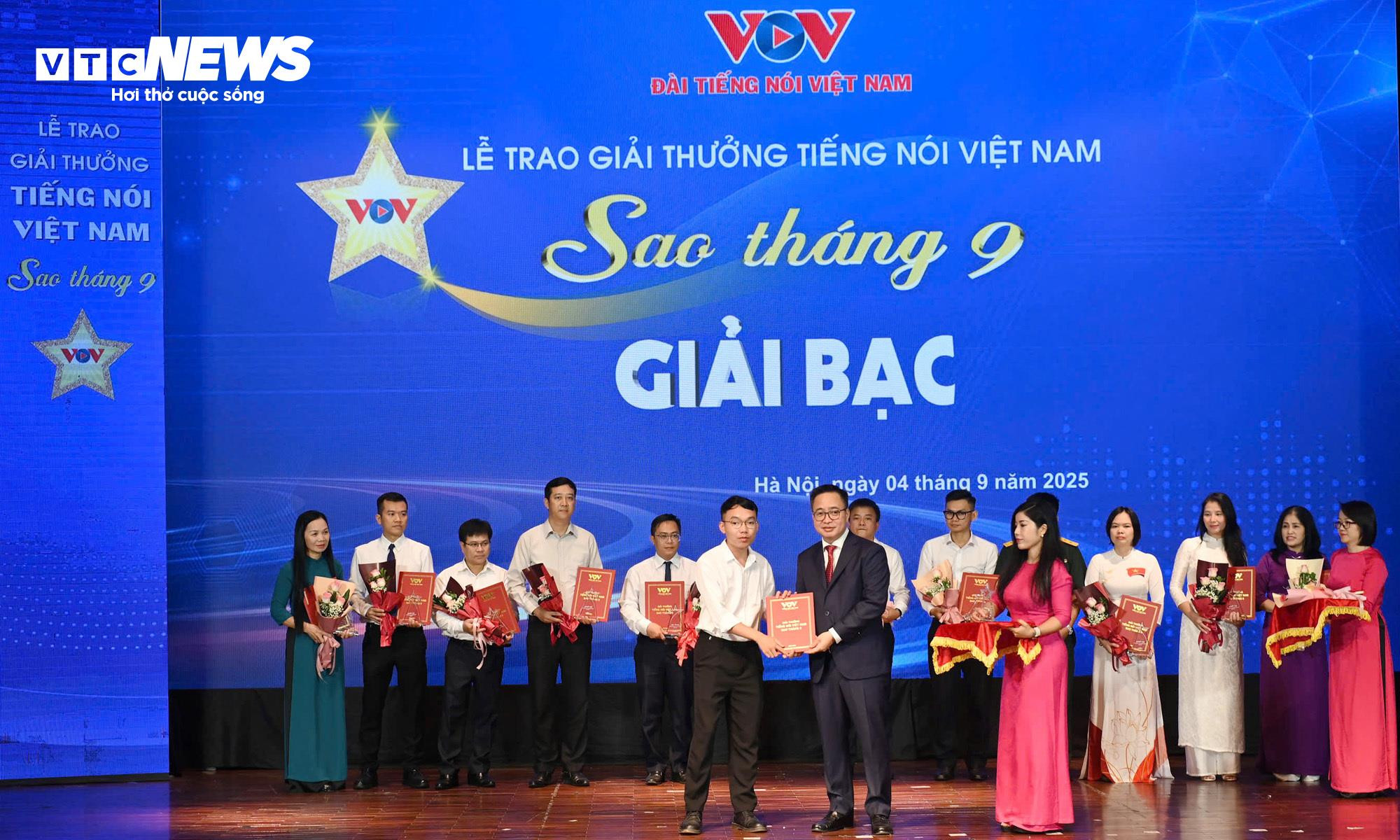 Phó Tổng Giám đốc VOV Phạm Mạnh Hùng trao giải Bạc cho đại diện nhóm tác giả Báo Điện tử VTC News.