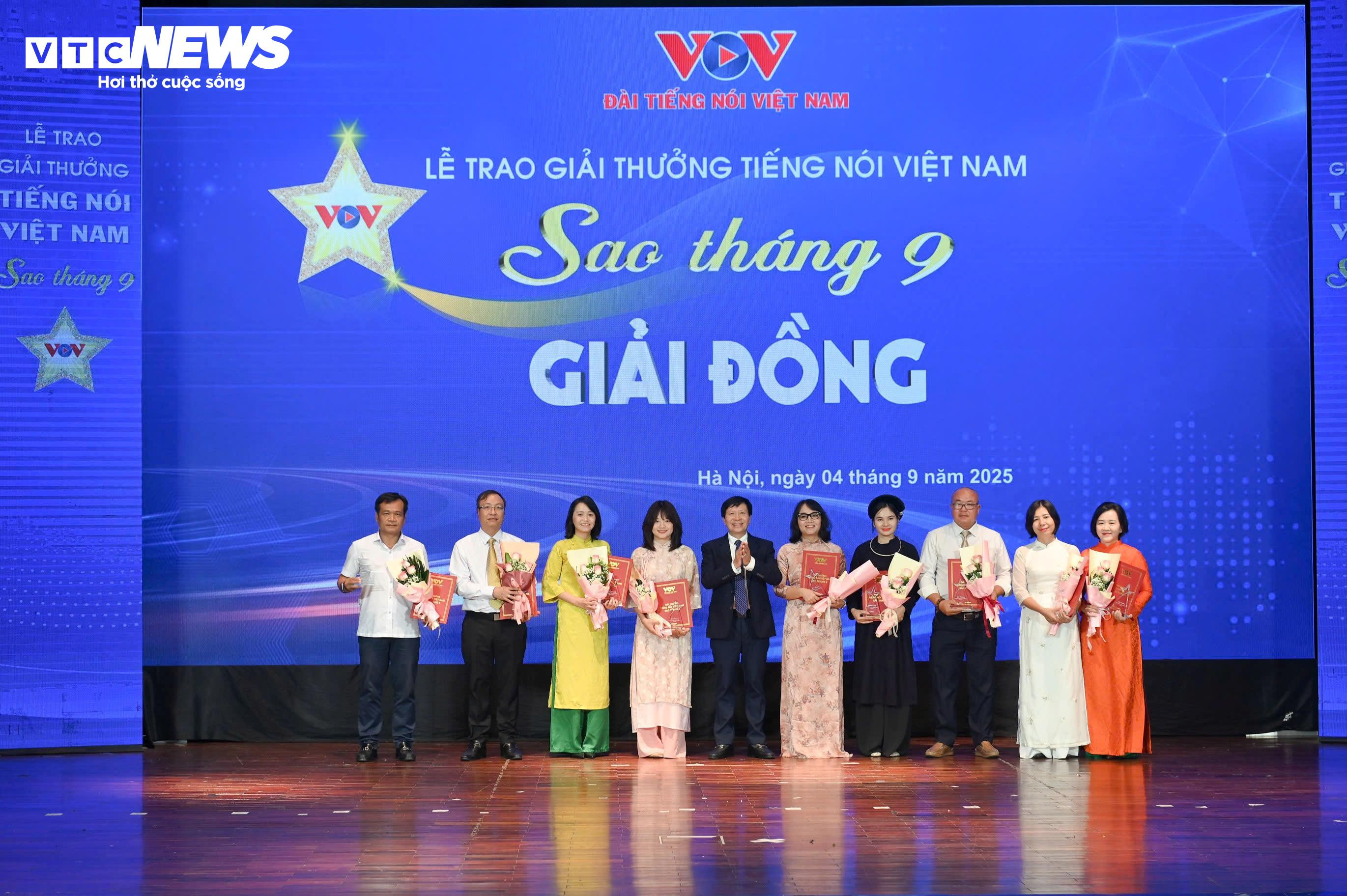 Phó Tổng Giám Đốc VOV Vũ Hải Quang trao giải cho đại diện các nhóm tác giả đoạt giải Đồng.
