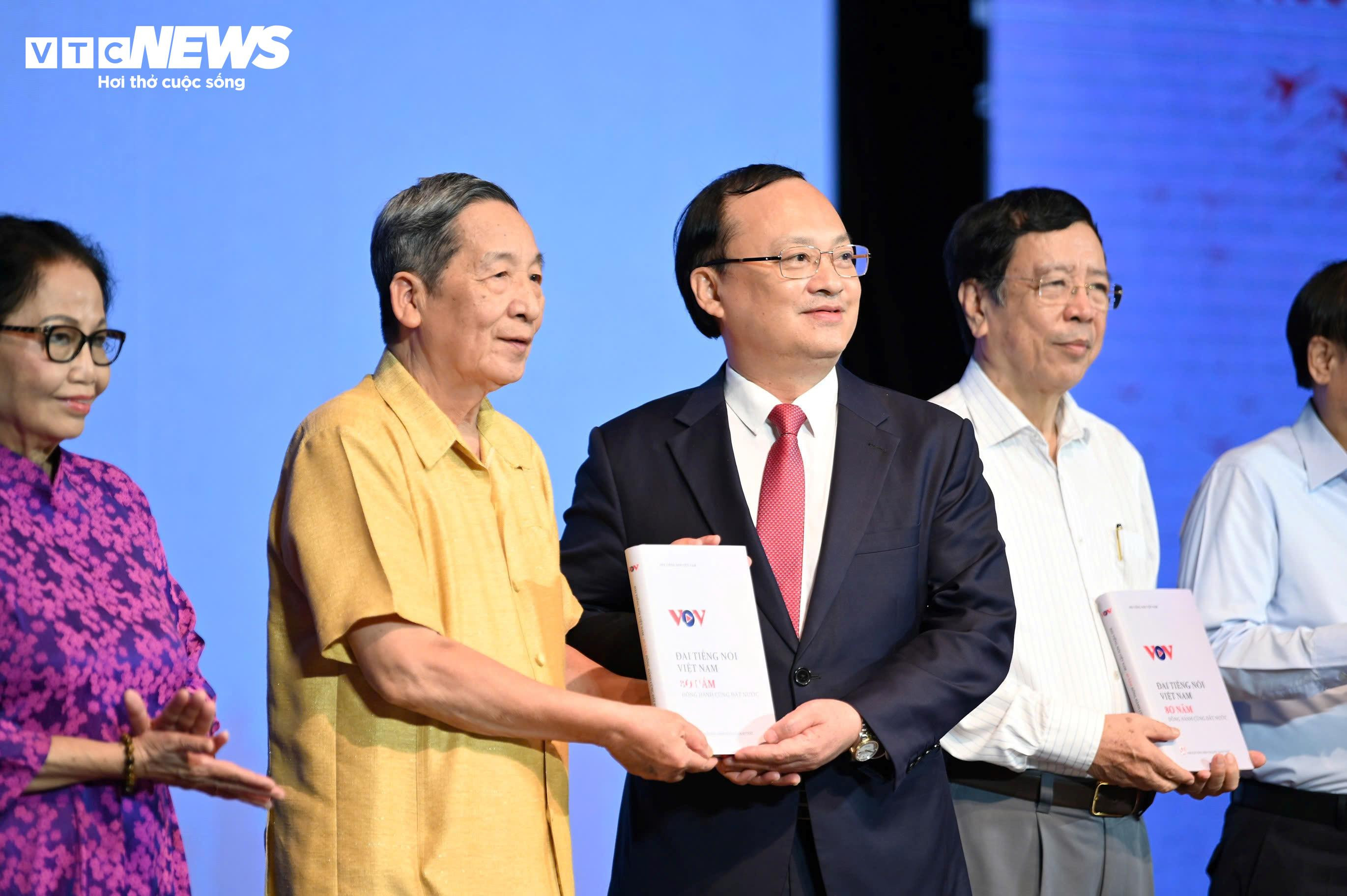 Tổng Giám đốc VOV Đỗ Tiến Sỹ trao tặng sách cho các nguyên lãnh đạo Đài.