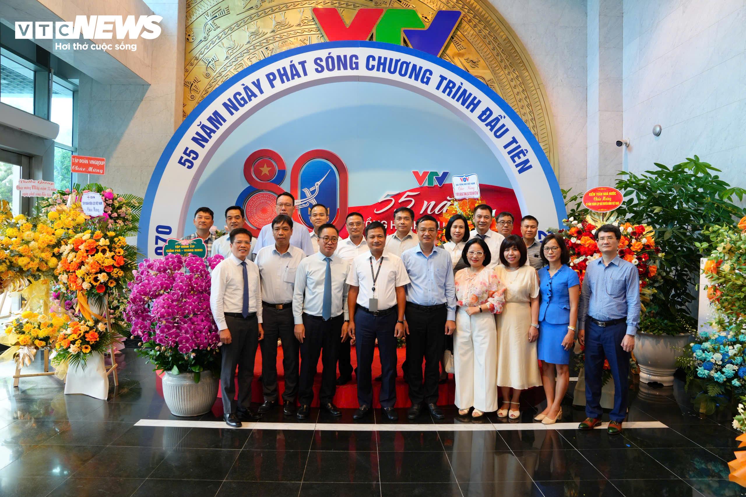 Các đại biểu chụp ảnh lưu niệm.