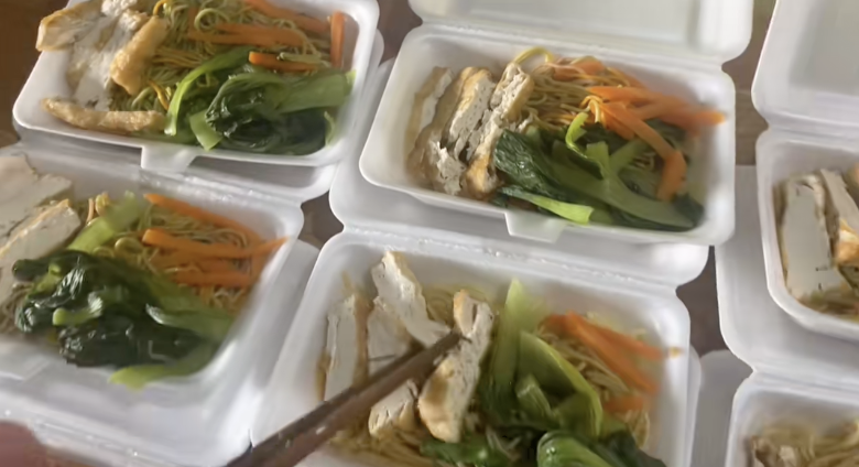 Phần mì gửi đến những người có hoàn cảnh khó khăn.
