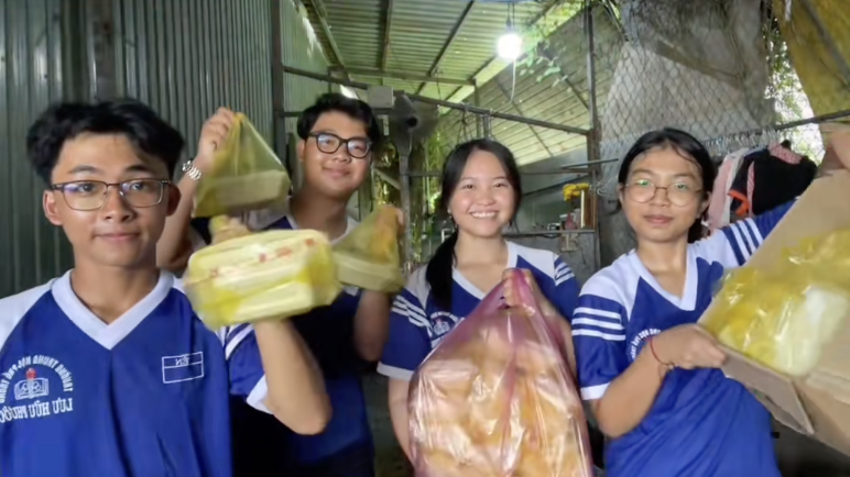 Họ đã mua mì và nguyên liệu về nấu các suất ăn.