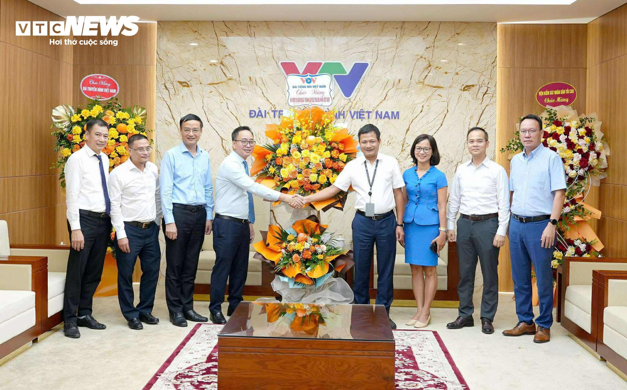 Phó Tổng Giám đốc VOV Phạm Mạnh Hùng cùng đoàn công tác tới thăm và chúc mừng VTV nhân dịp 55 năm thành lập.