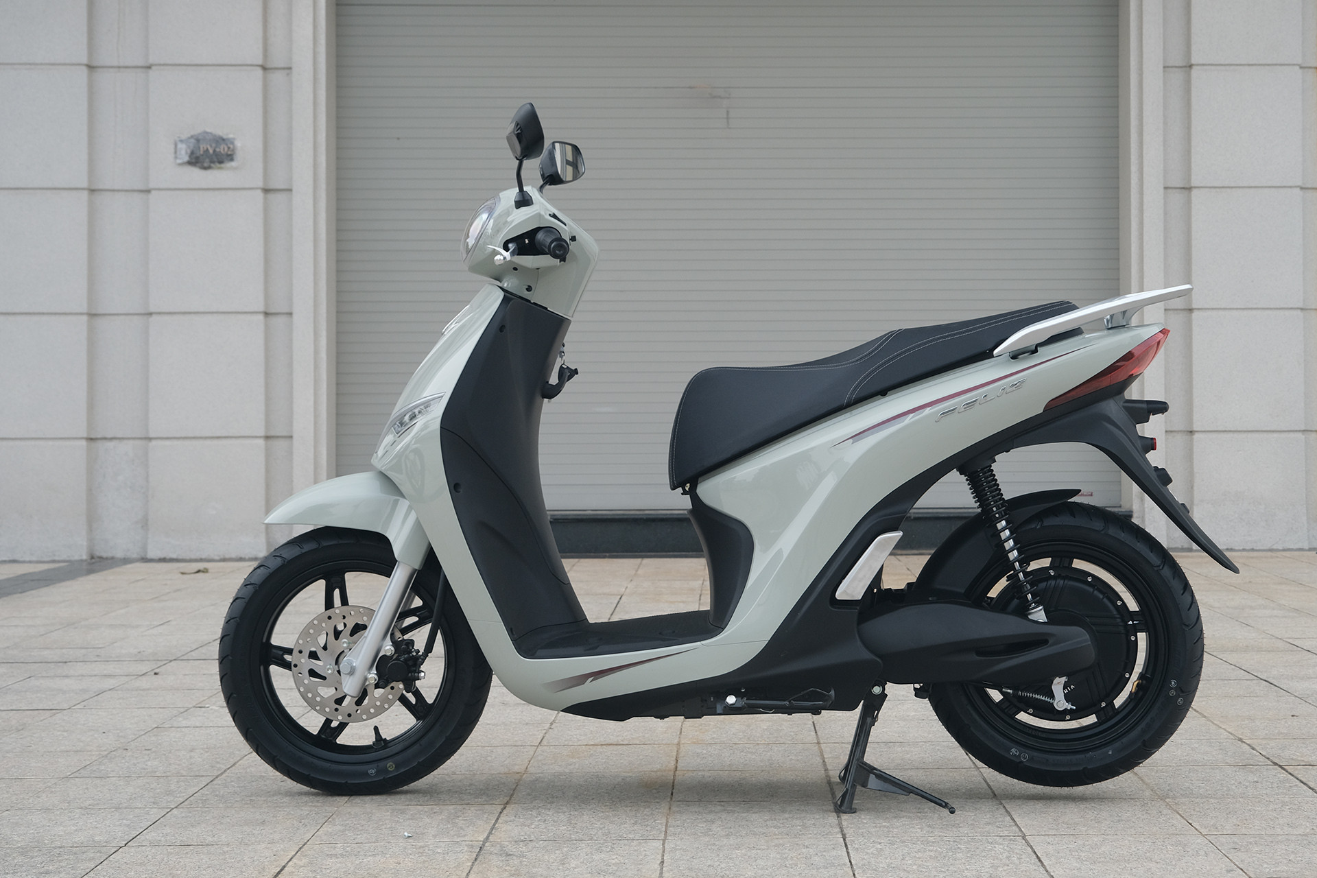 VinFast Feliz có lựa chọn màu xanh oliu thời thượng.