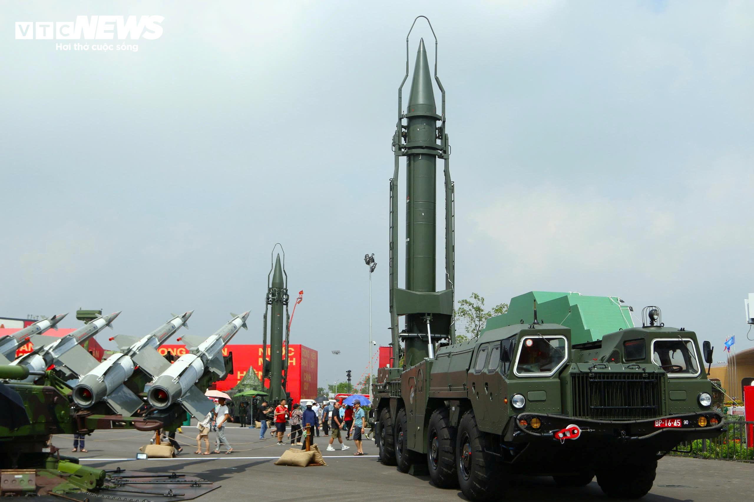 Các loại vũ khí được Bộ Quốc phòng giới thiệu đến công chúng.