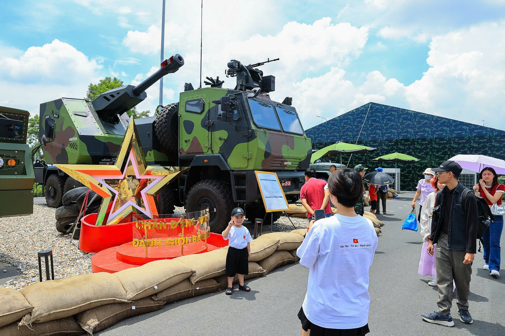 Người dân ở nhiều độ tuổi đều bày tỏ mong muốn được tìm hiểu sâu hơn về Quân đội Nhân dân Việt Nam thông qua hiện vật trưng bày, những thước phim tư liệu, hình ảnh sinh động cùng các trải nghiệm chân thực nhờ công nghệ trình chiếu hiện đại.