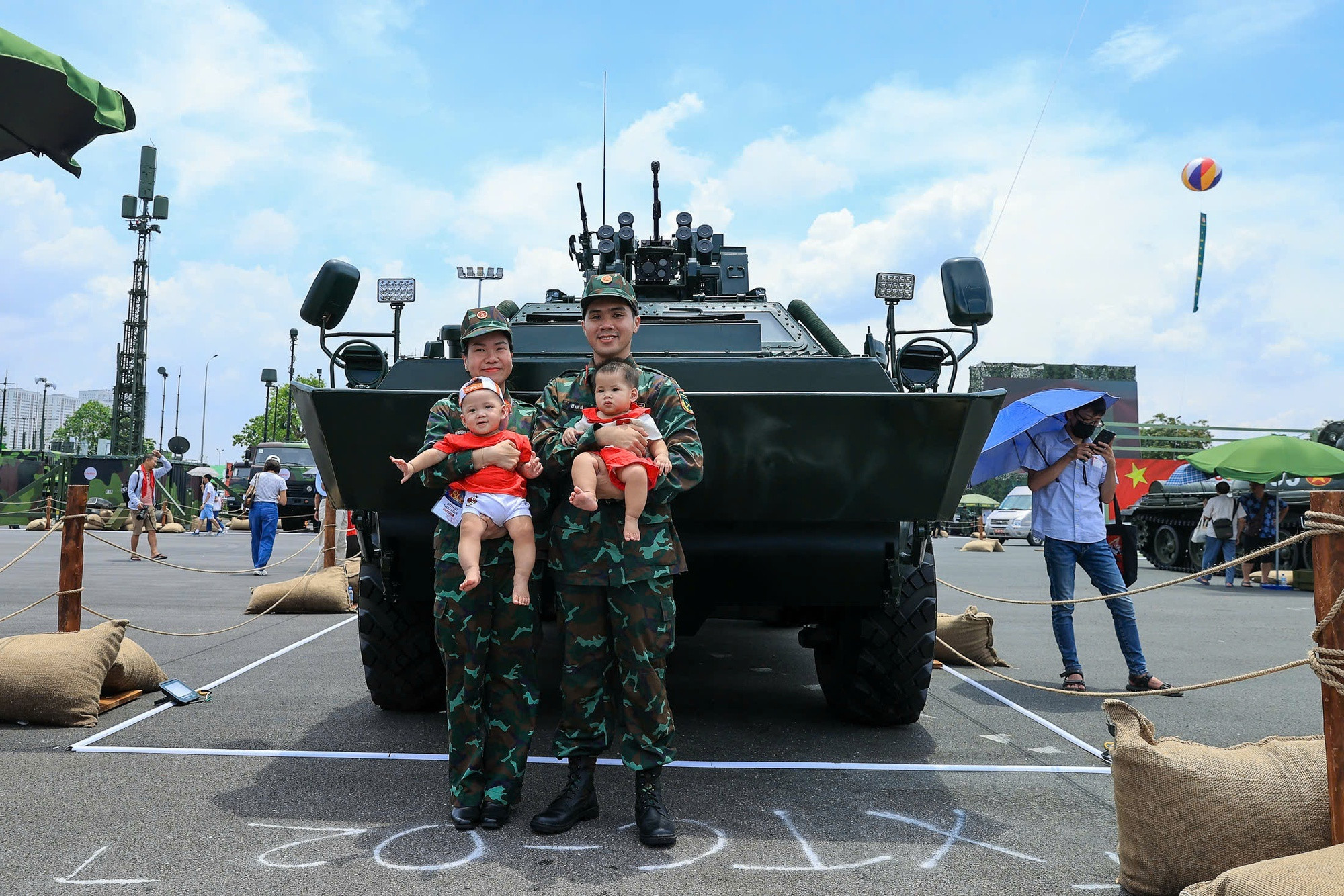 Các em nhỏ chụp ảnh cùng lực lượng Quân đội làm nhiệm vụ tại Triển lãm.