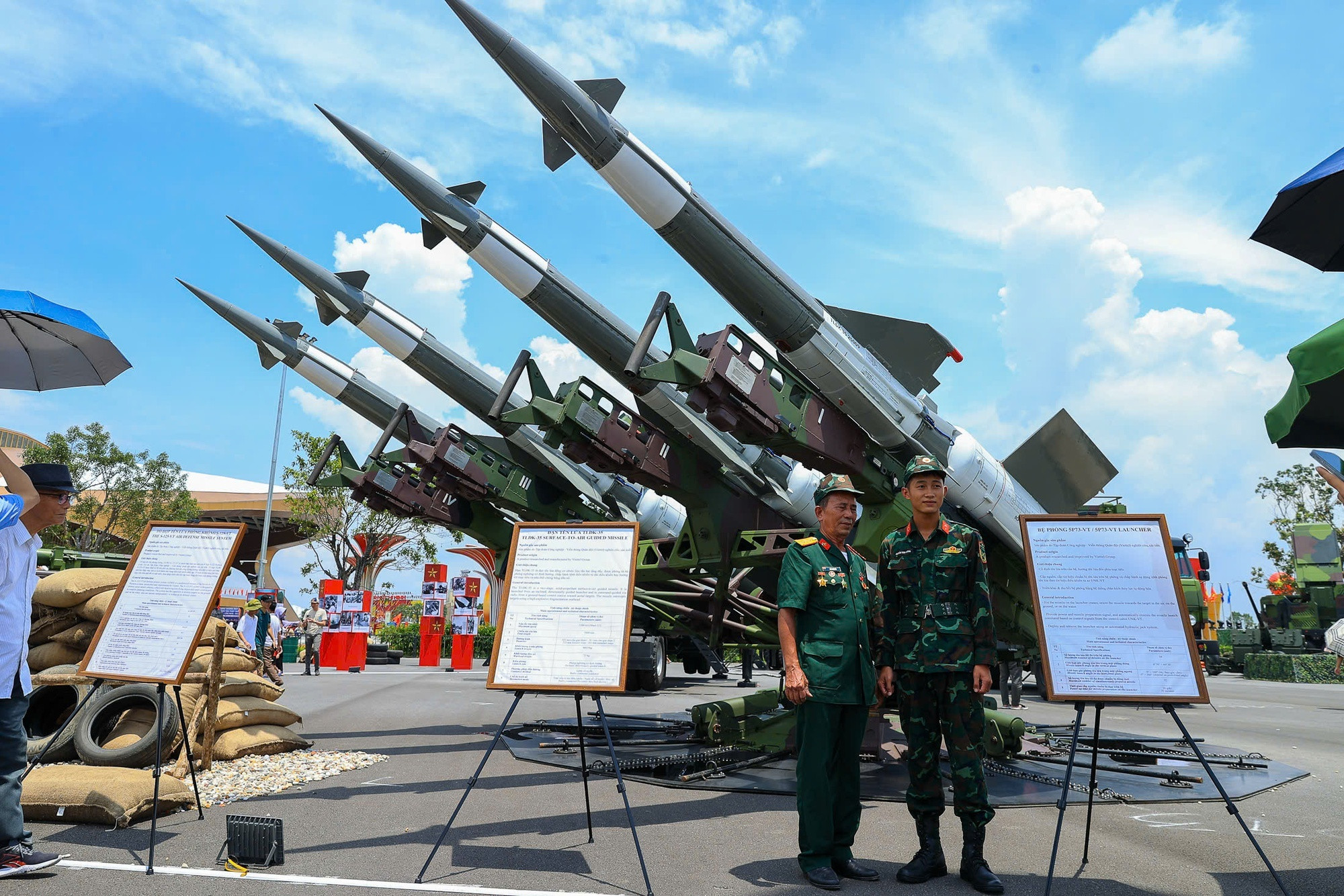 Tổ hợp tên lửa phòng không S-125-VT do Tập đoàn Công nghiệp Viễn thông Quân đội (Viettel) nghiên cứu, cải tiến được trưng bày tại Triển lãm.