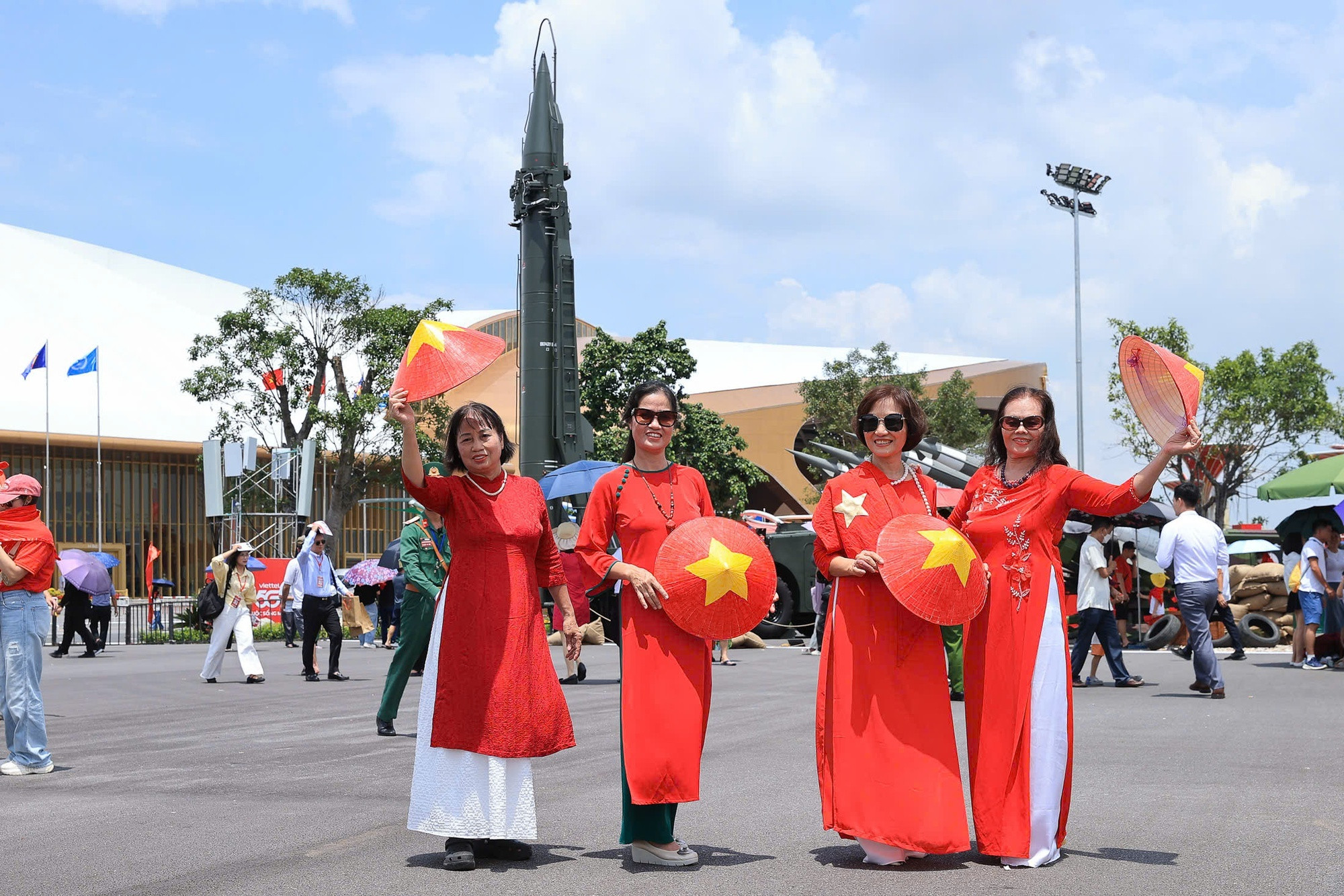 Những ngày qua, đông đảo người dân nô nức tới khu trưng bày ngoài trời của Bộ Quốc phòng tại Triển lãm thành tựu đất nước "80 năm hành trình Độc lập - Tự do - Hạnh phúc" (xã Đông Anh, Hà Nội).
