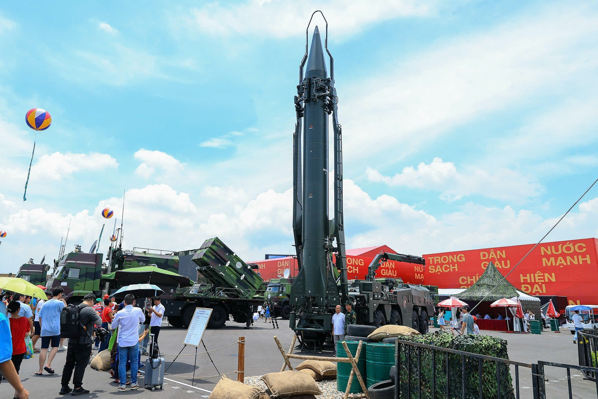 Khu trưng bày ngoài trời của Bộ Quốc phòng có diện tích gần 23.560 m² với chủ đề "Thanh gươm và lá chắn". Đây là không gian trưng bày vũ khí và trang bị kỹ thuật hiện đại, tiêu biểu do công nghiệp quốc phòng Việt Nam nghiên cứu, chế tạo và các vũ khí, trang bị kỹ thuật có trong biên chế của Quân đội Nhân dân Việt Nam.