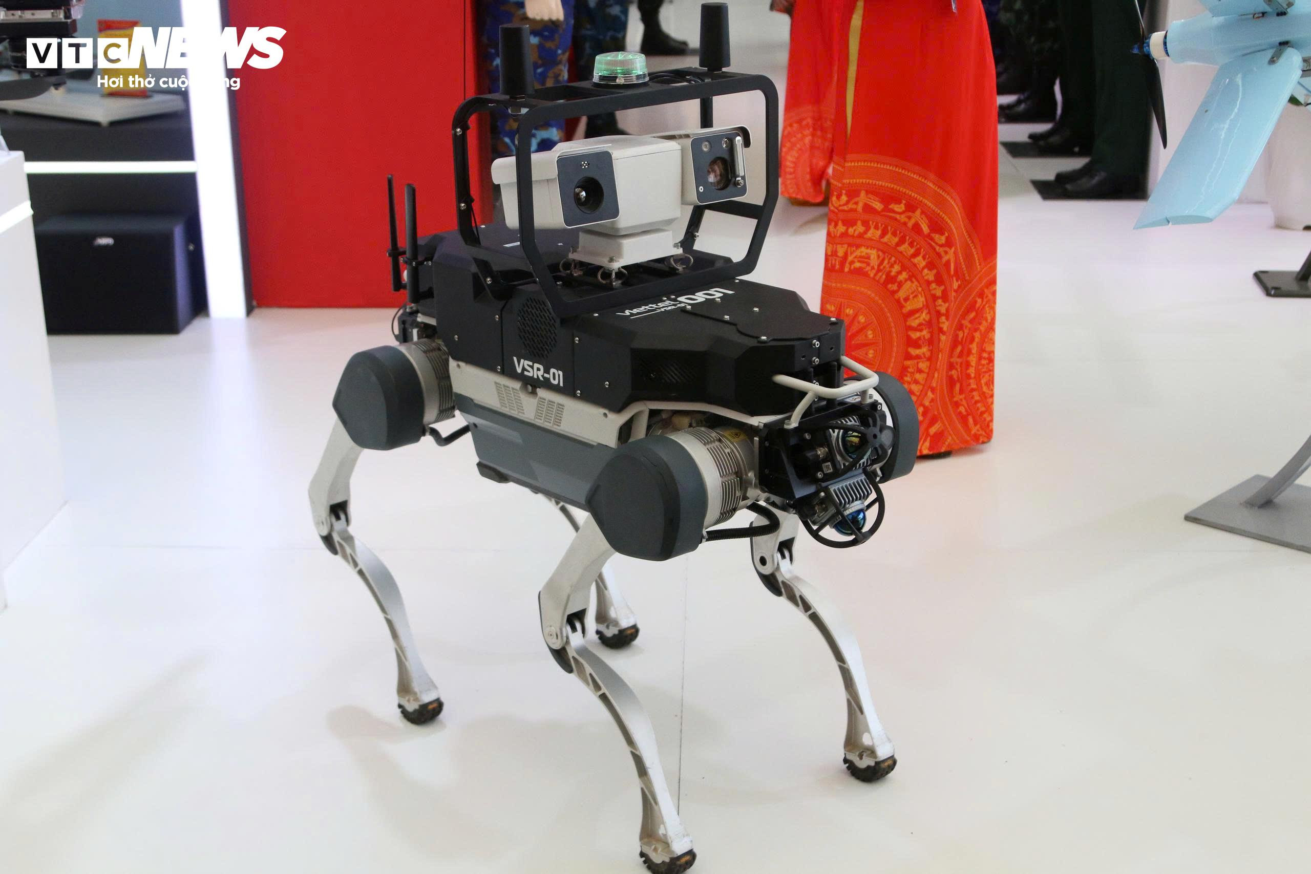 Robot tuần tra giám sát an ninh VSR01 được Viettel nghiên cứu, phát triển.