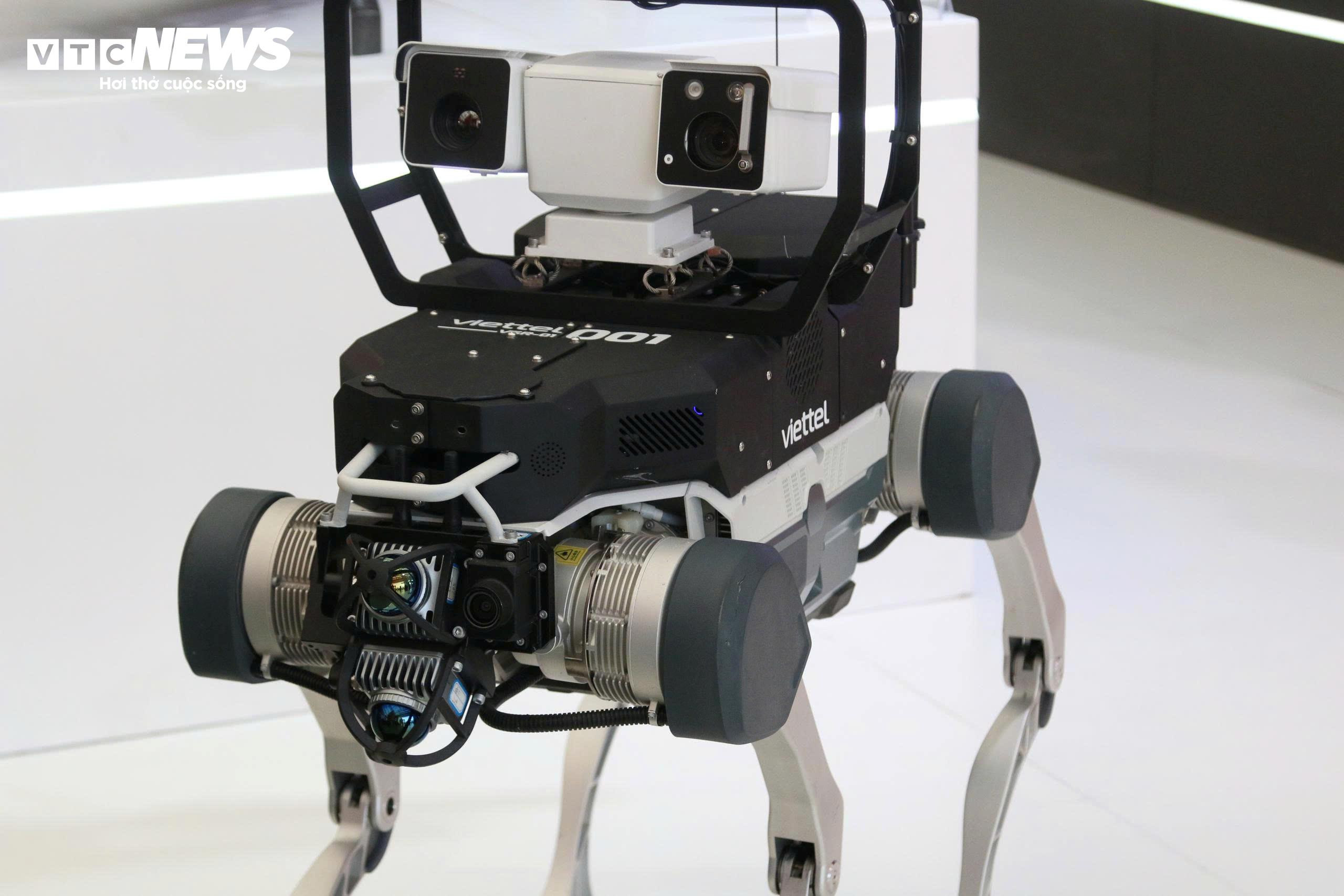 Robot tuần tra giám sát an ninh VSR01 có ưu điểm vượt trội khi đi được nhiều địa hình đặc biệt là bậc thang (các nhà máy, khu dân cư có bậc thang rất cao).