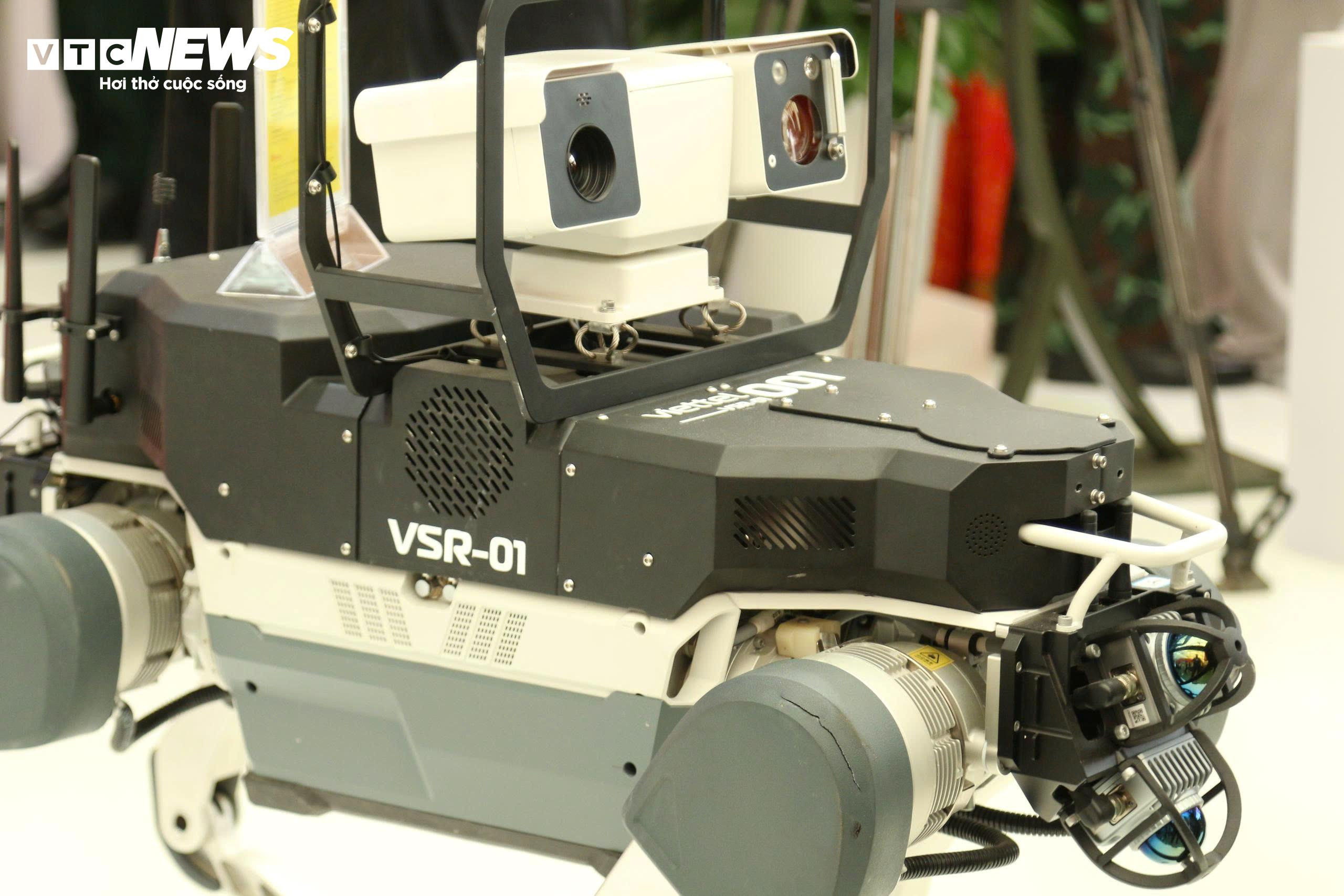 Robot có thể thay thế con người tuần tra cả ngày lẫn đêm, có thể hoạt động liên tục.