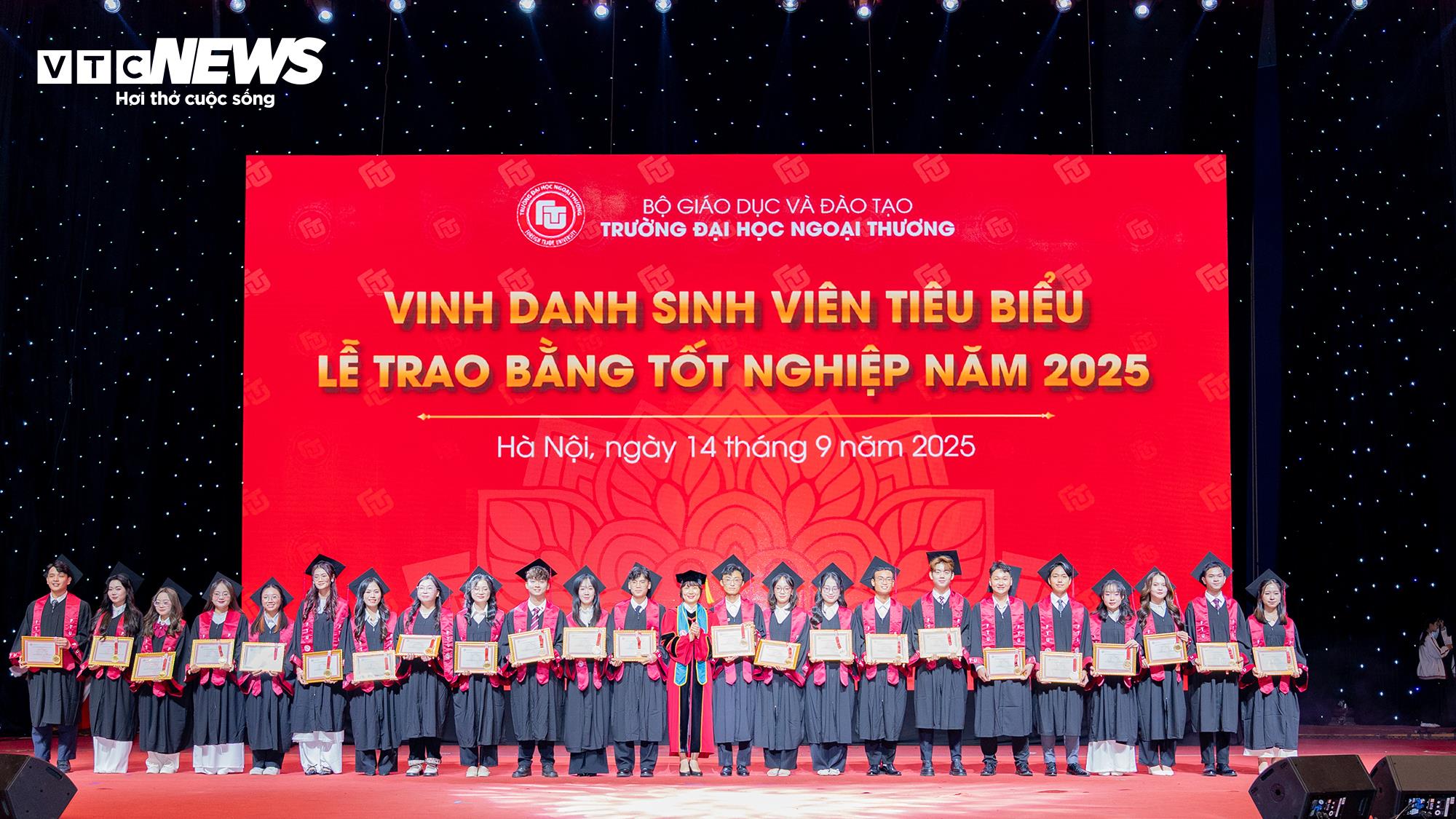 សាស្ត្រាចារ្យរង បណ្ឌិត Pham Thu Huong នាយកសកលវិទ្យាល័យពាណិជ្ជកម្មបរទេស បានប្រគល់ប័ណ្ណសរសើរ និងមេដាយជូនដល់និស្សិតទើបបញ្ចប់ការសិក្សាចំនួន ៣០ នាក់ ដែលបានទទួលងារជា Valedictorian ។