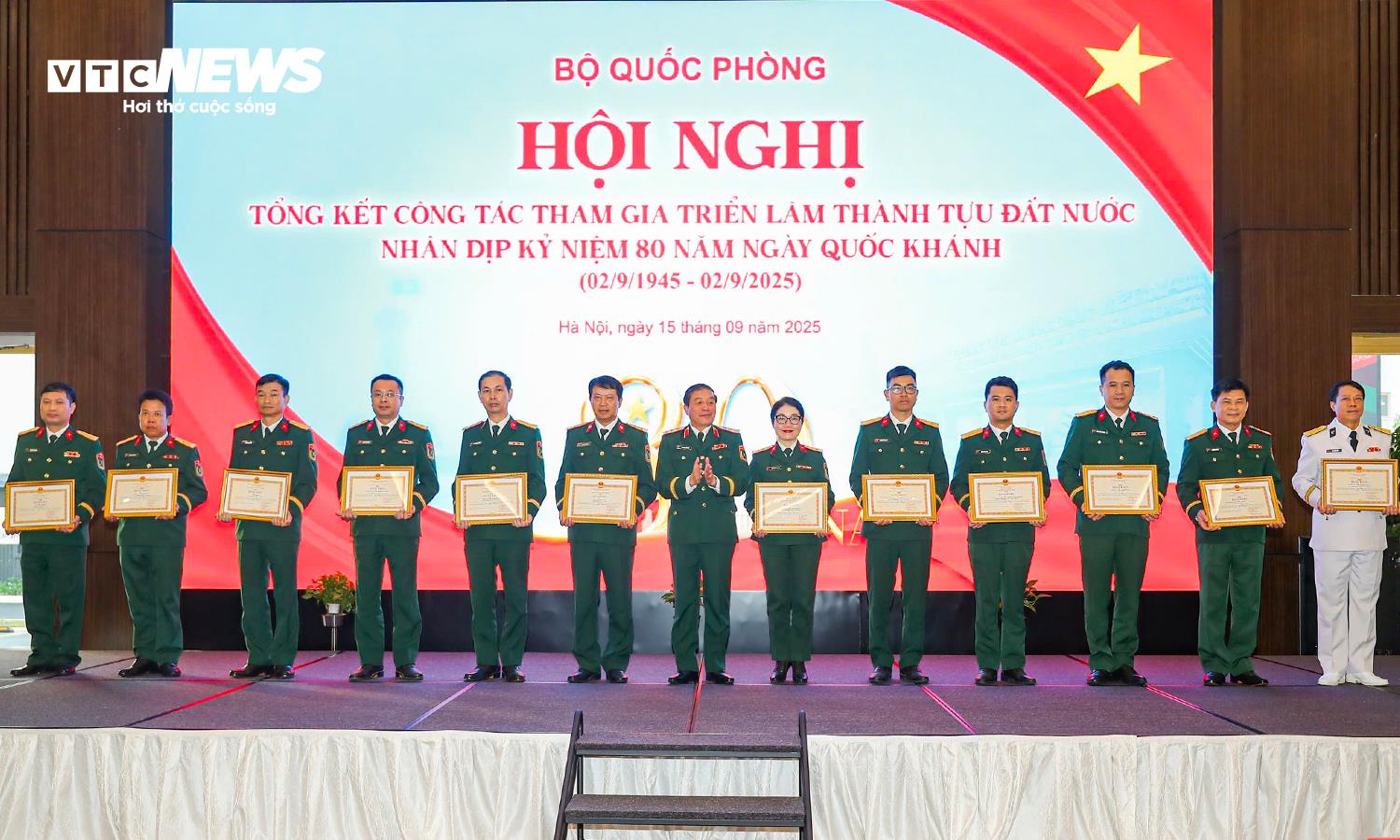 Ban tổ chức trao thưởng cho các tập thể, cá nhân có thành tích xuất sắc trong công tác phục vụ triển lãm.