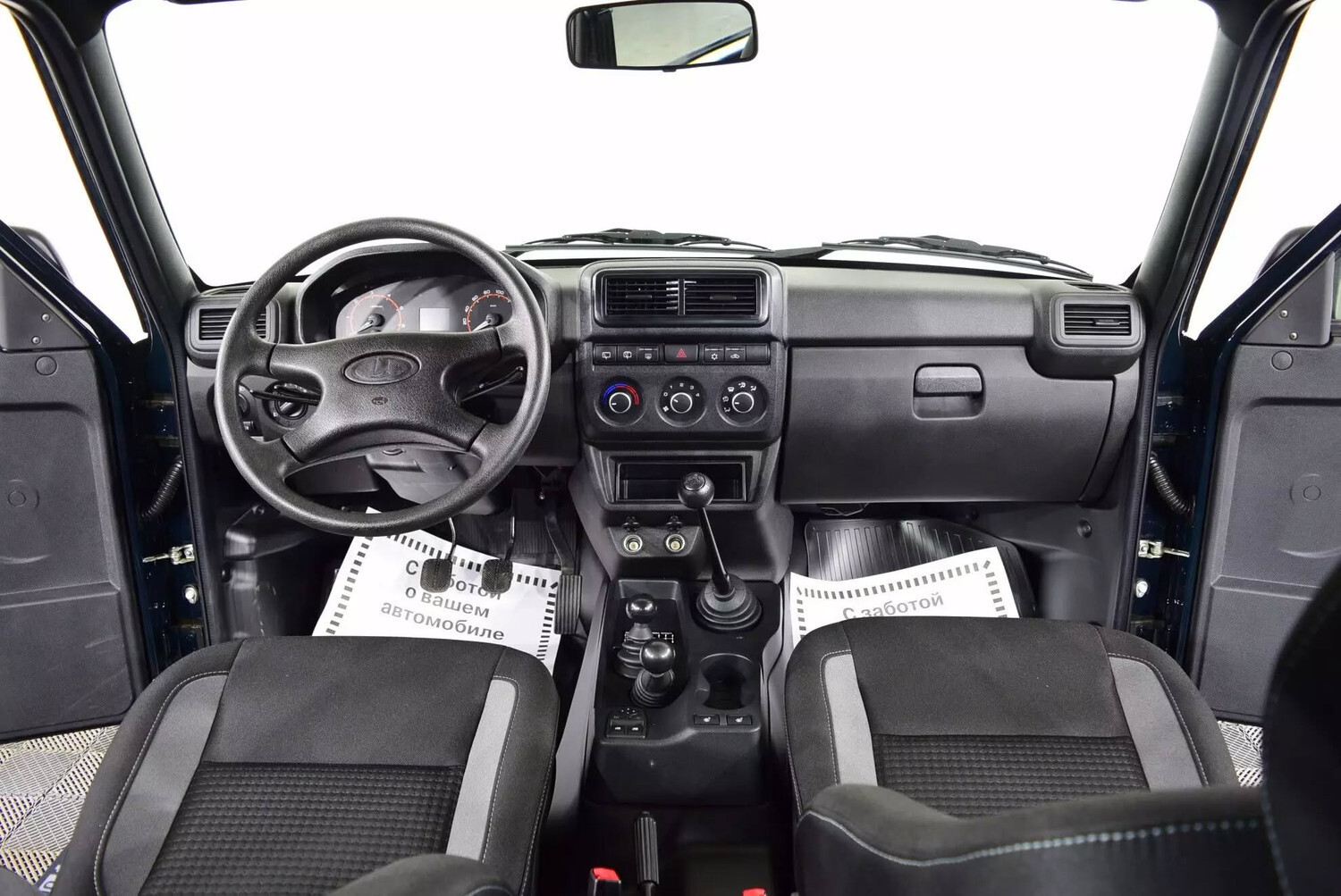 Trang bị nội thất của Lada Niva Legend chỉ ở mức cơ bản. (Ảnh: Lada Vietnam)