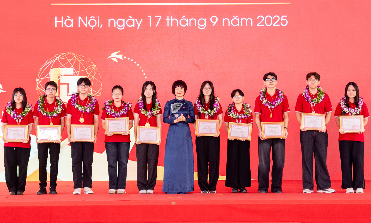 Hiệu trưởng trường Đại học Ngoại thương trao giấy khen và huy chương cho các tân thủ khoa toàn quốc và thủ khoa toàn trường trong kỳ tuyển sinh đại học chính quy năm 2025.