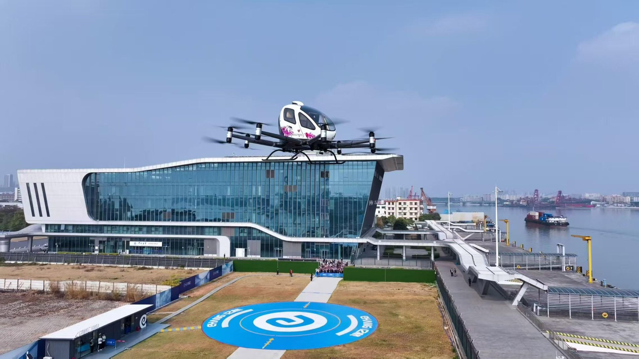 Những chiếc xe ô tô bay, hay còn gọi là phương tiện cất hạ cánh thẳng đứng chạy bằng điện (eVTOL). (Ảnh minh họa)