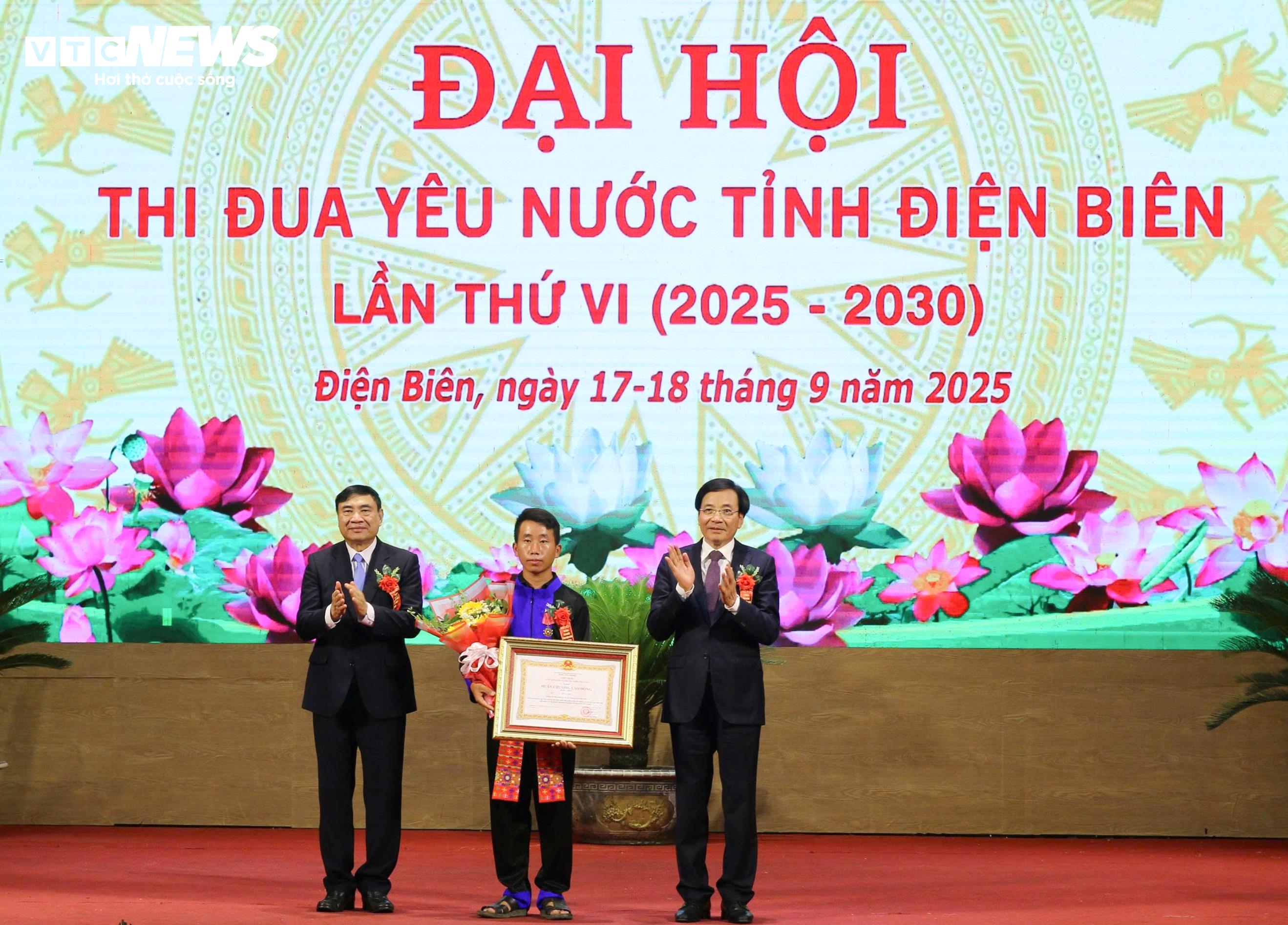 Thừa ủy quyền của Chủ tịch nước, Bộ trưởng, Chủ nhiệm Văn phòng Chính phủ Trần Văn Sơn trao Huân chương Lao động hạng Nhất cho Trưởng bản Mùa A Thi. (Ảnh: Baodienbienphu.vn)