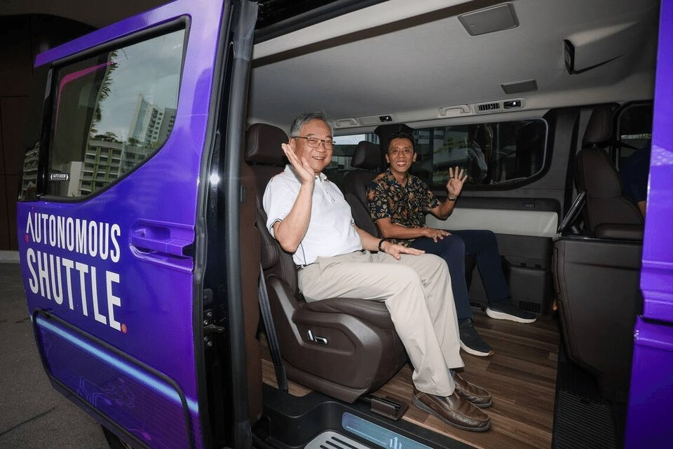 Phó Thủ tướng Singapore Gan Kim Yong (trái) và quyền Bộ trưởng Giao thông Singapore Jeffrey Siow trên chuyến xe tự hành. (Ảnh: The Straits Times)