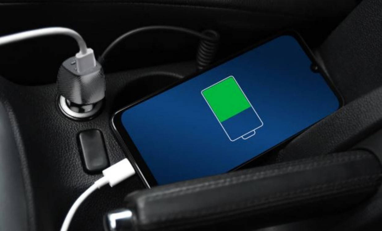 Nhiều chủ xe trang bị tẩu sạc trên ô tô để kịp thời sạc pin cho các thiết bị di động trong những lúc cần thiết.