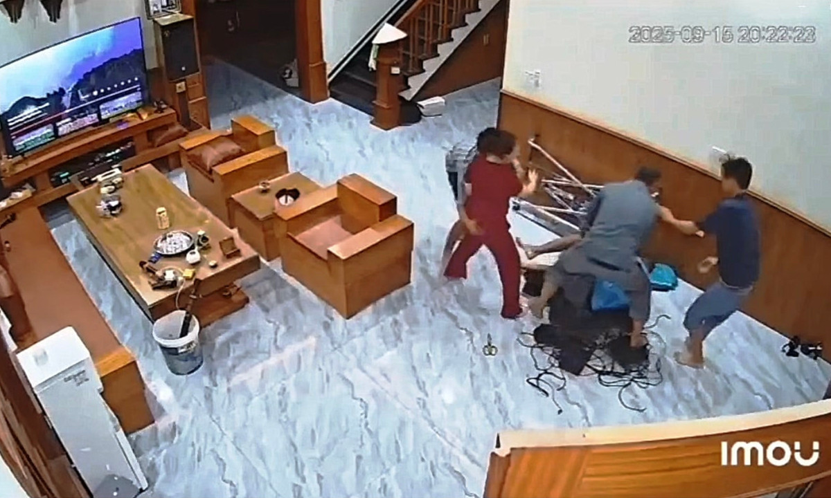 Camera ghi cảnh ông Giang bị nhóm người tấn công.