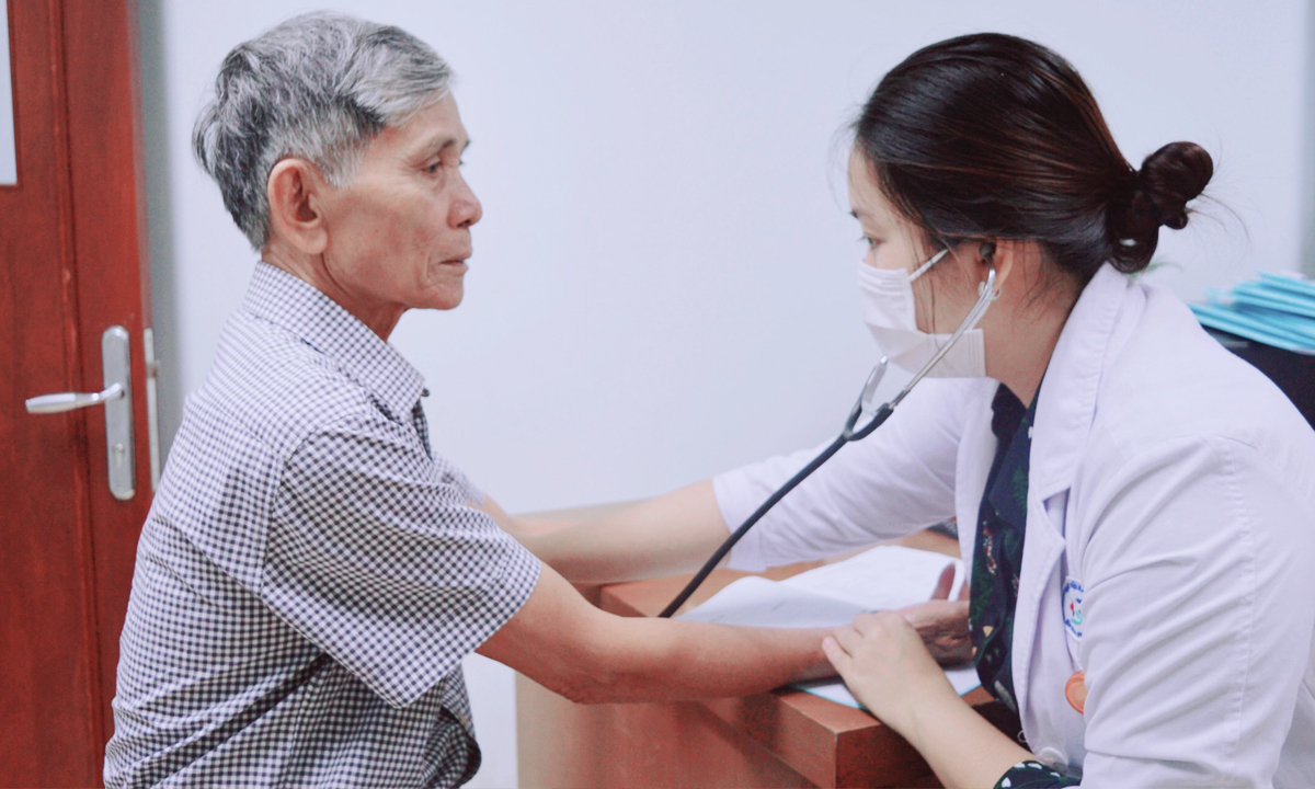 Người cao tuổi là một trong các nhóm đối tượng dự kiến được khám sức khỏe định kỳ miễn phí ít nhất mỗi năm 1 lần.